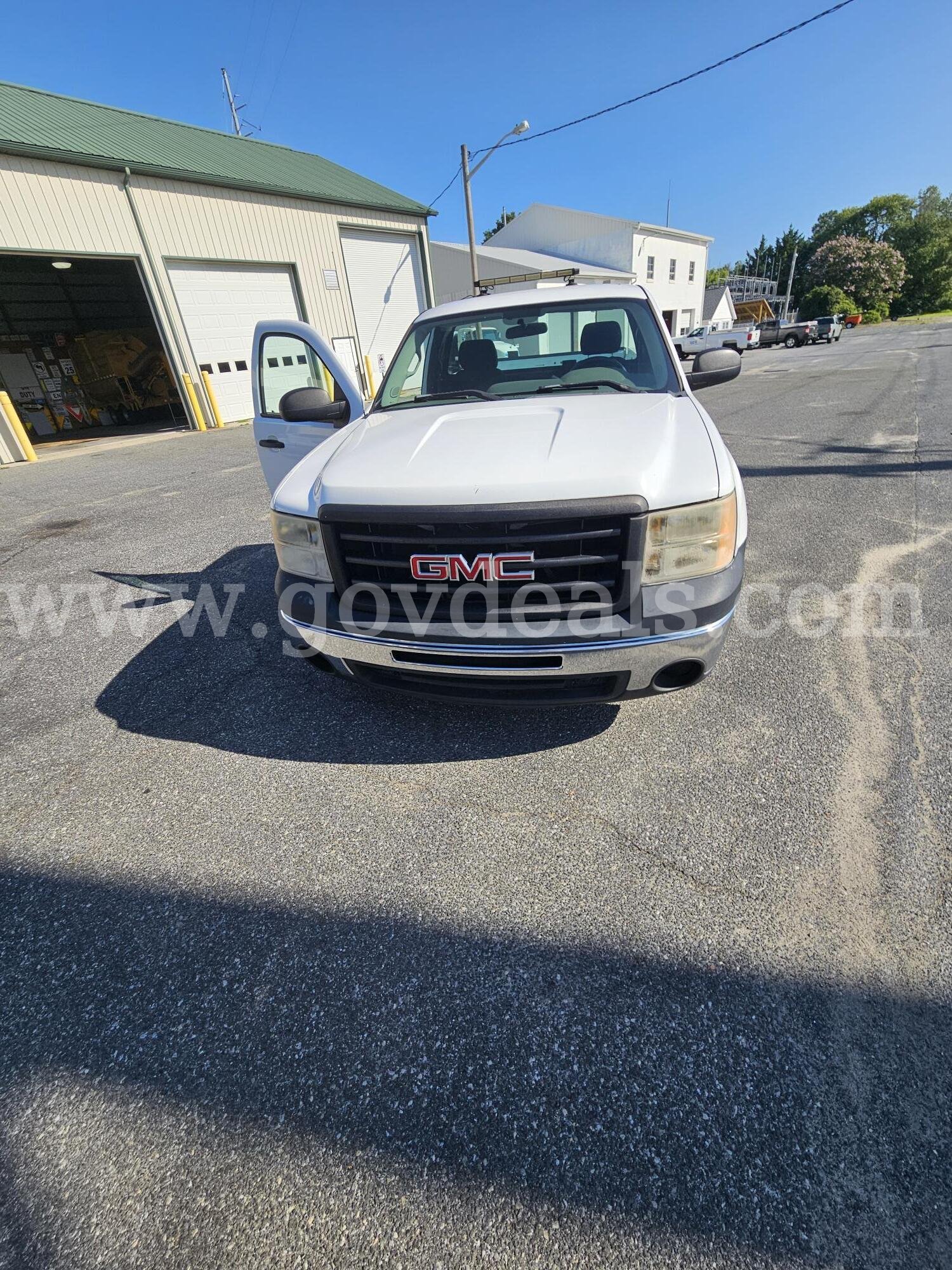2010 GMC Sierra 1500 Pickup Truck GMC Sierra Government Surplus Auction - Photo #2