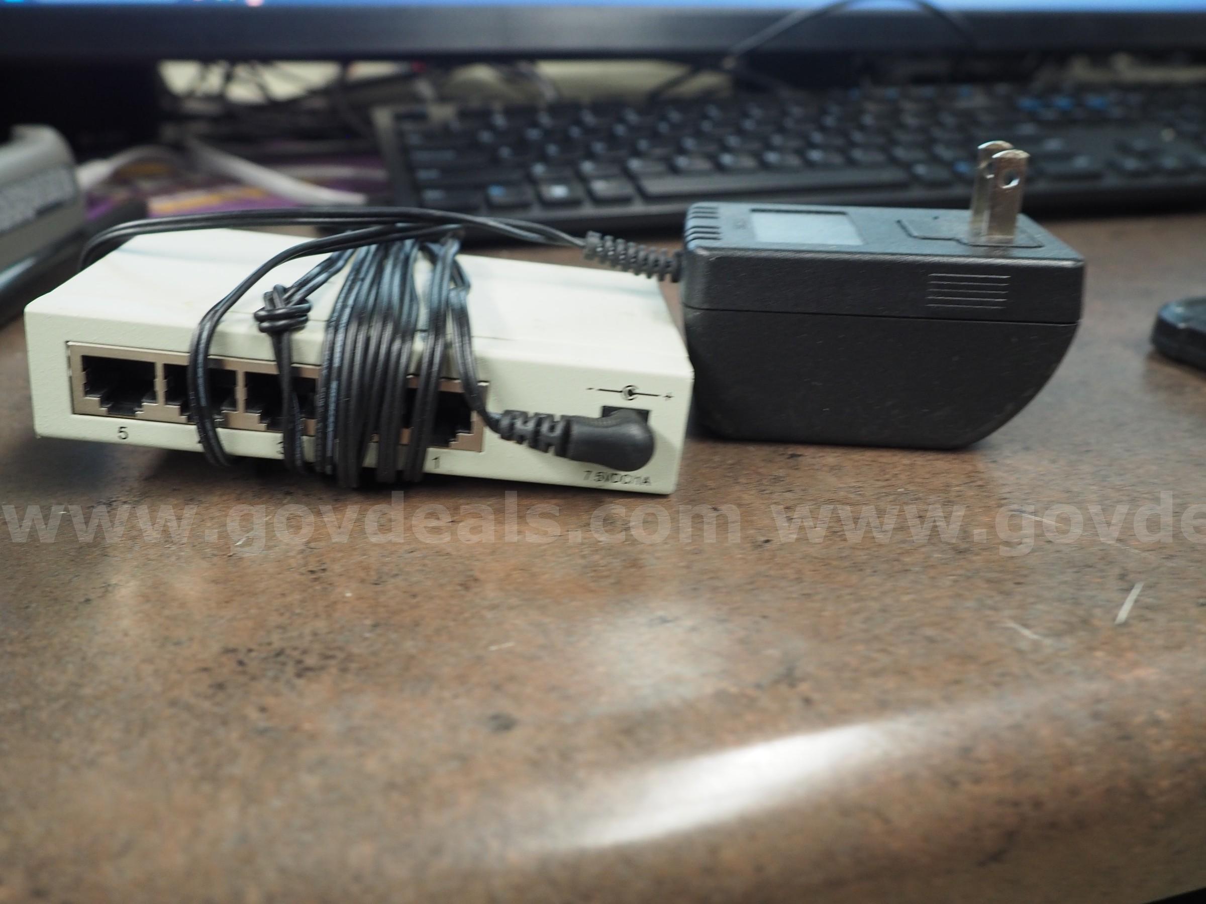 Amer Networks SD8n 8-Port Desktop 10/100Mbps Ethernet Switch, and Sd5n Switch 5-Port Amer SD8n, Sd5n Government Surplus Auction - Photo #5