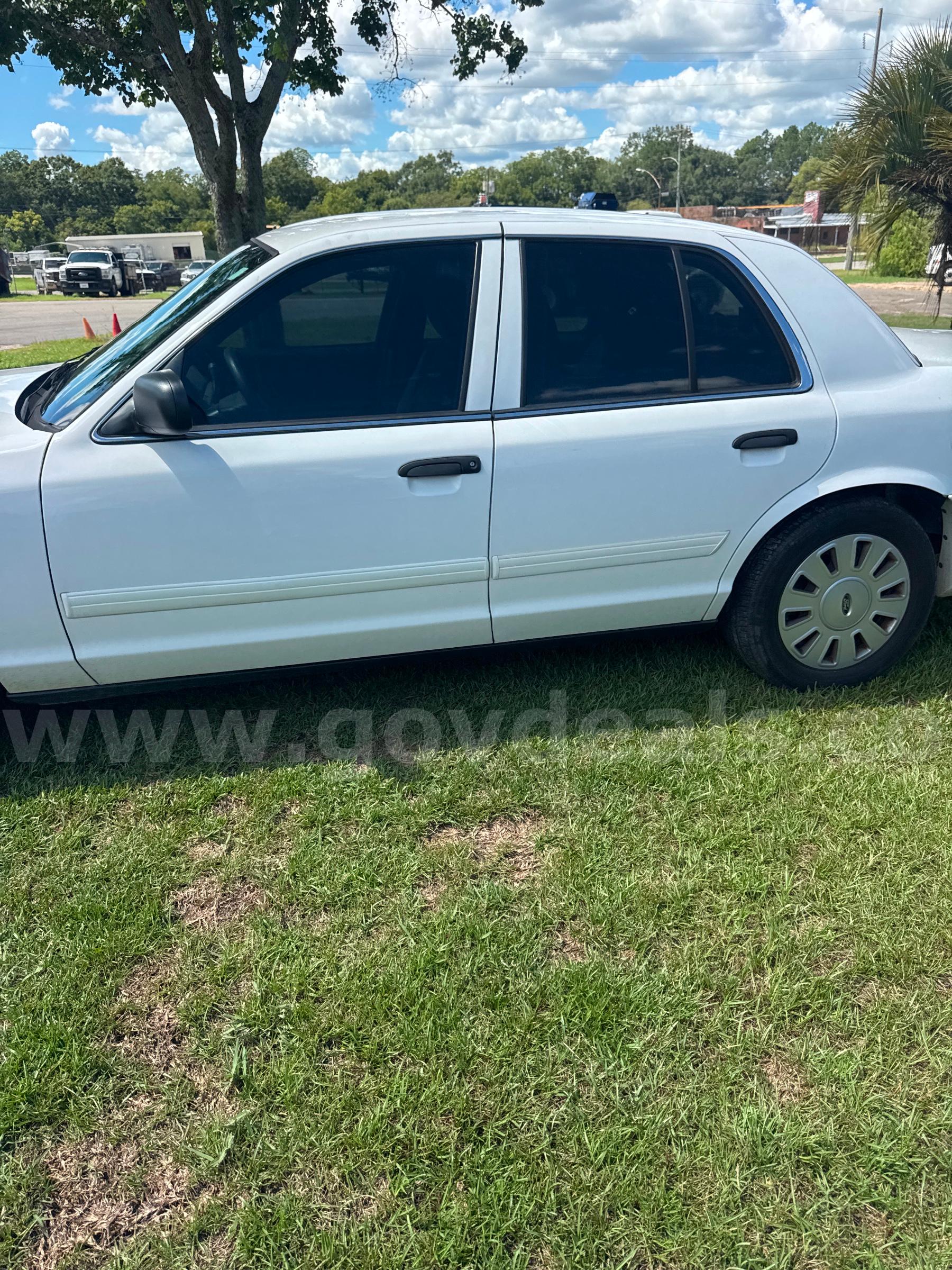 2011 Ford Crown Victoria Ford Crown Victoria Government Surplus Auction - Photo #3