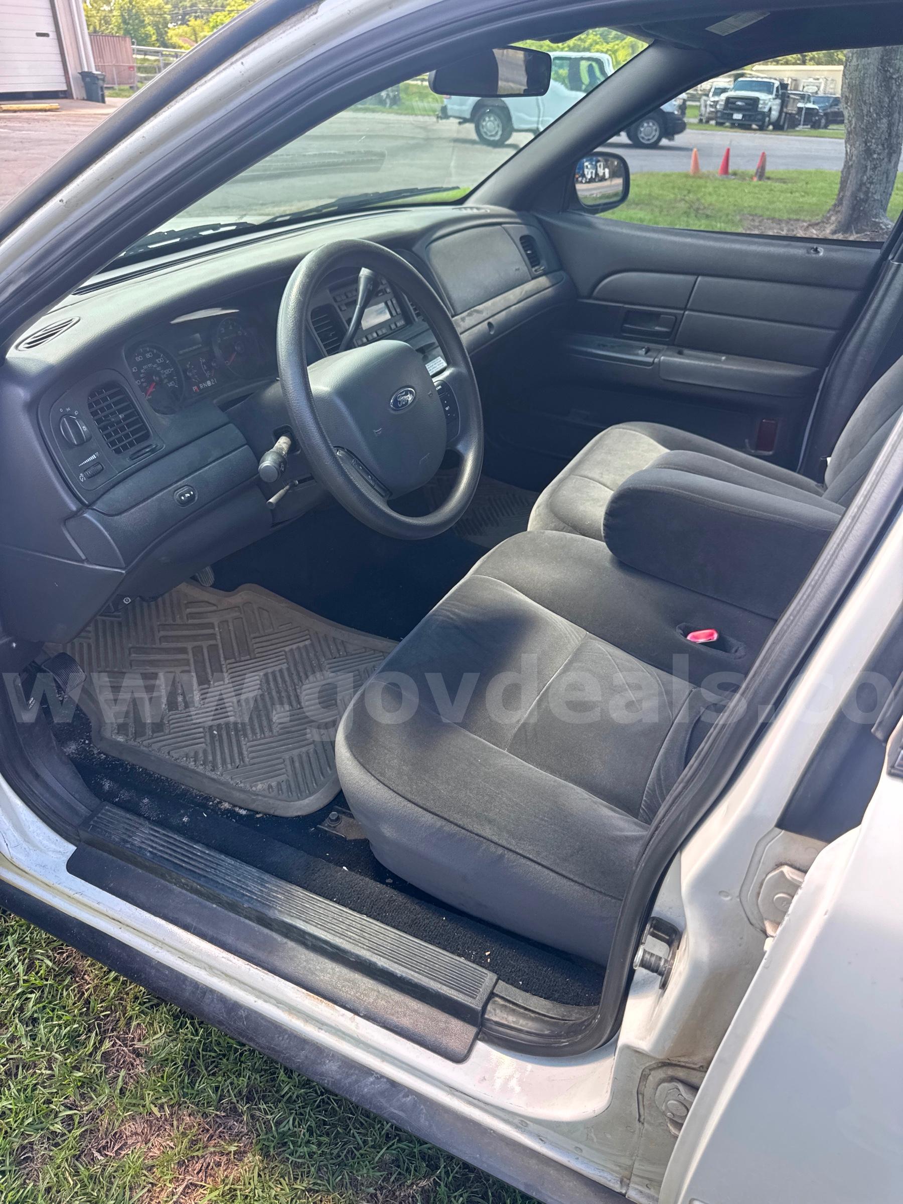 2011 Ford Crown Victoria Ford Crown Victoria Government Surplus Auction - Photo #5