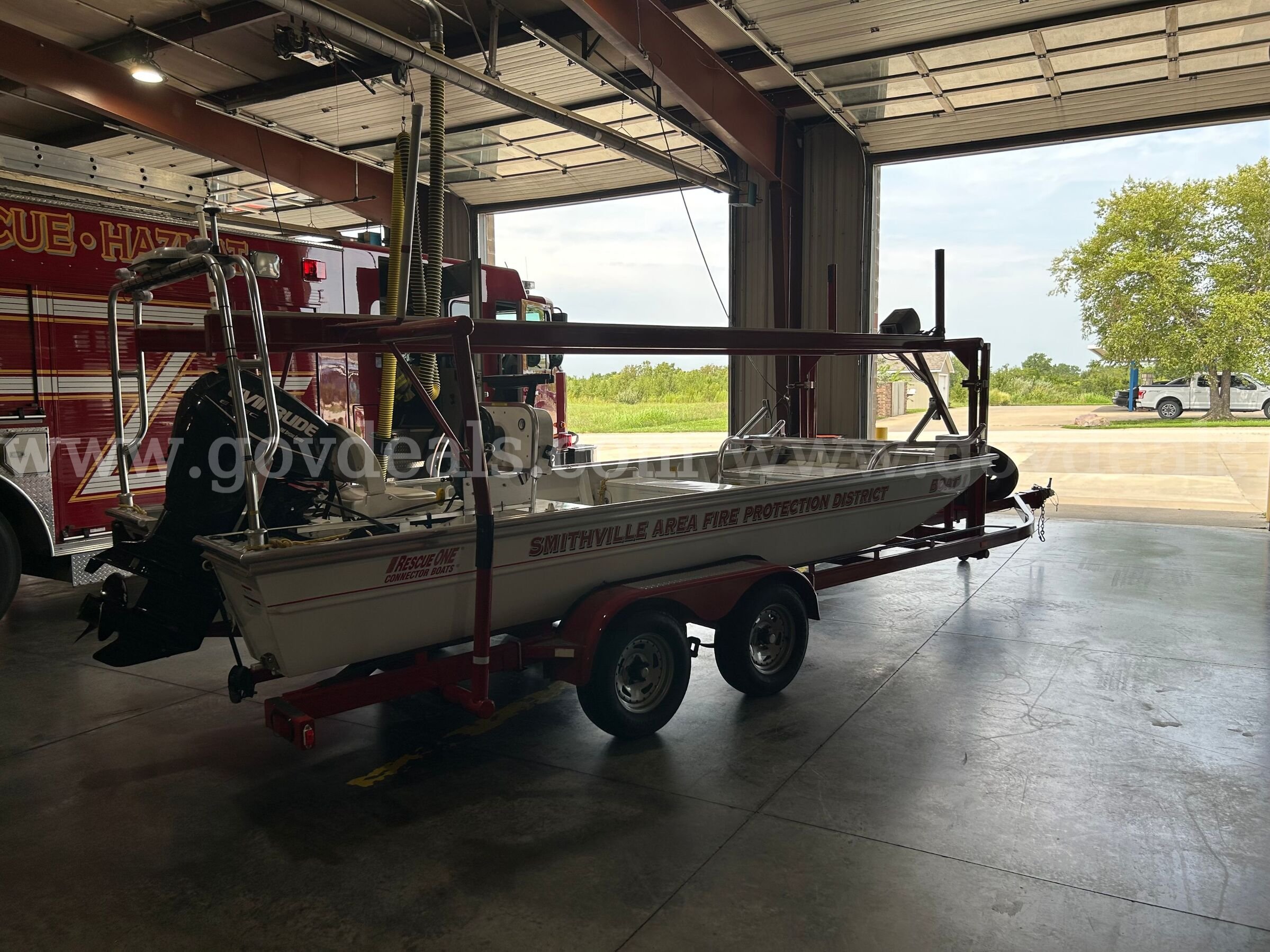 16 foot rescue boat with dive/rescue platform; includes fire pump and double deck trailer, RESCUEOne Connector Boat RESCUEOne, Lowe, Evinrude 16.5 Connector Boat Government Surplus Auction - Photo #4