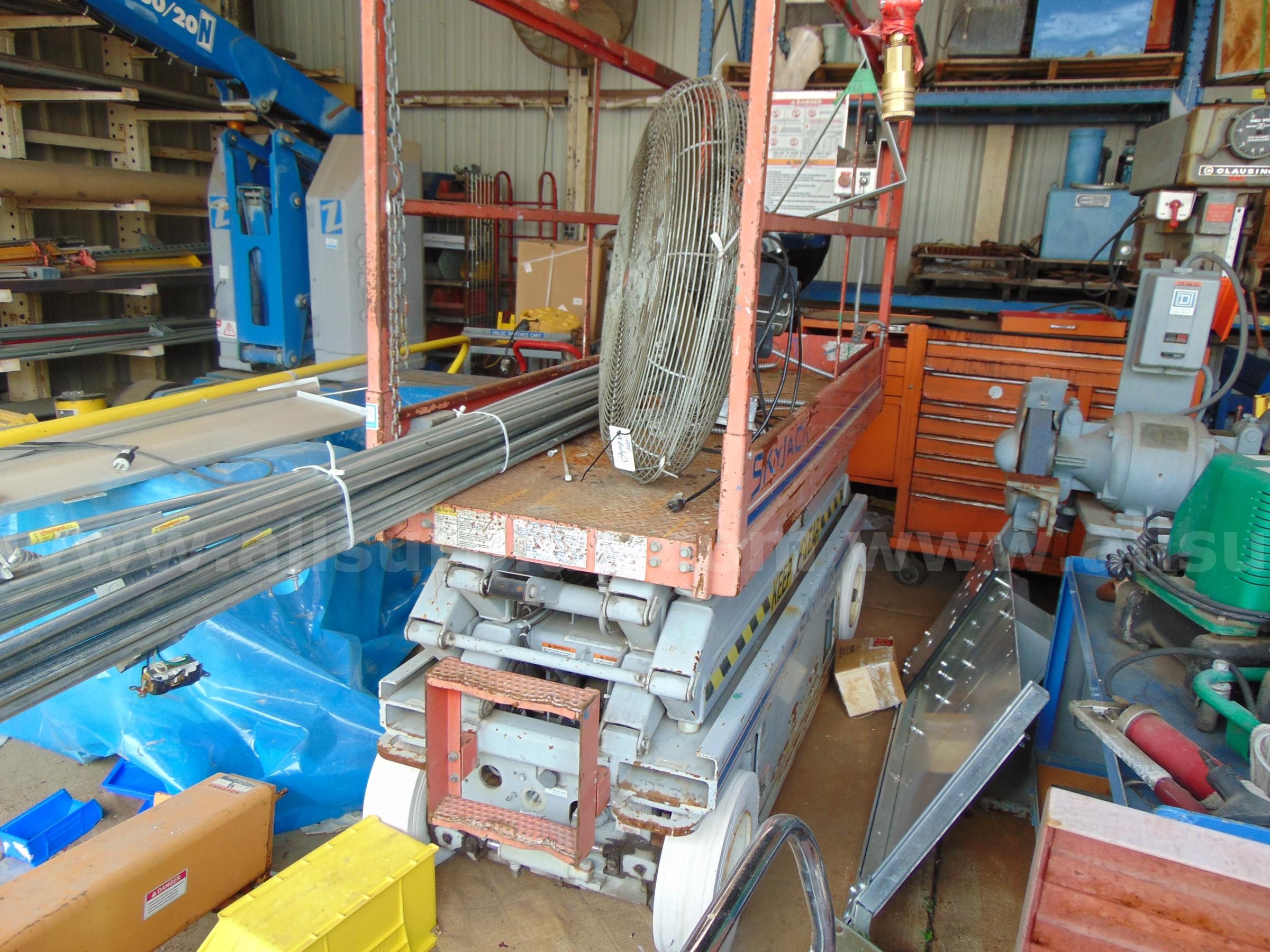 Skyjack  SJIII 3220 Scissor Lift Skyjack 3220 Government Surplus Auction - Photo #2