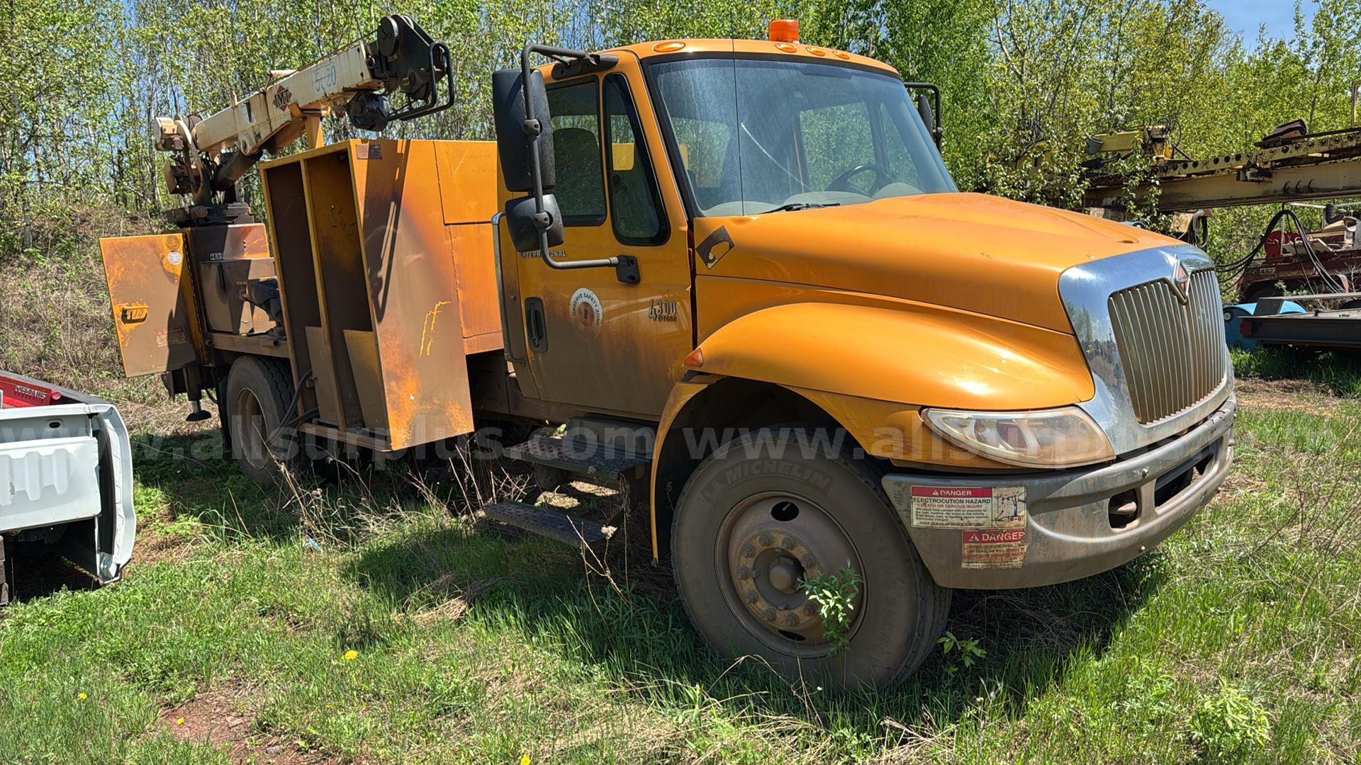 International 4300 SBA 4x2 Service Truck w/ Utility Crane International 4300 Government Surplus Auction - Photo #3