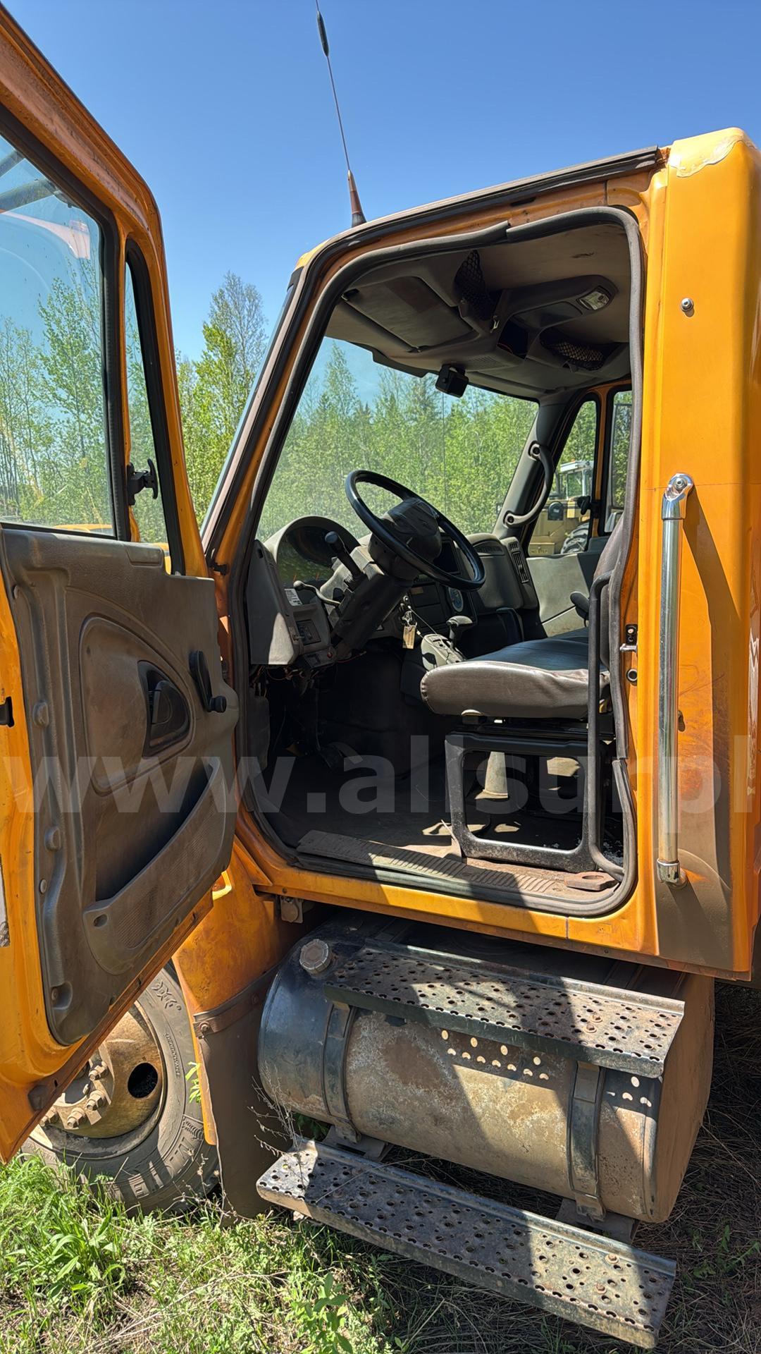 International 4300 SBA 4x2 Service Truck w/ Utility Crane International 4300 Government Surplus Auction - Photo #4