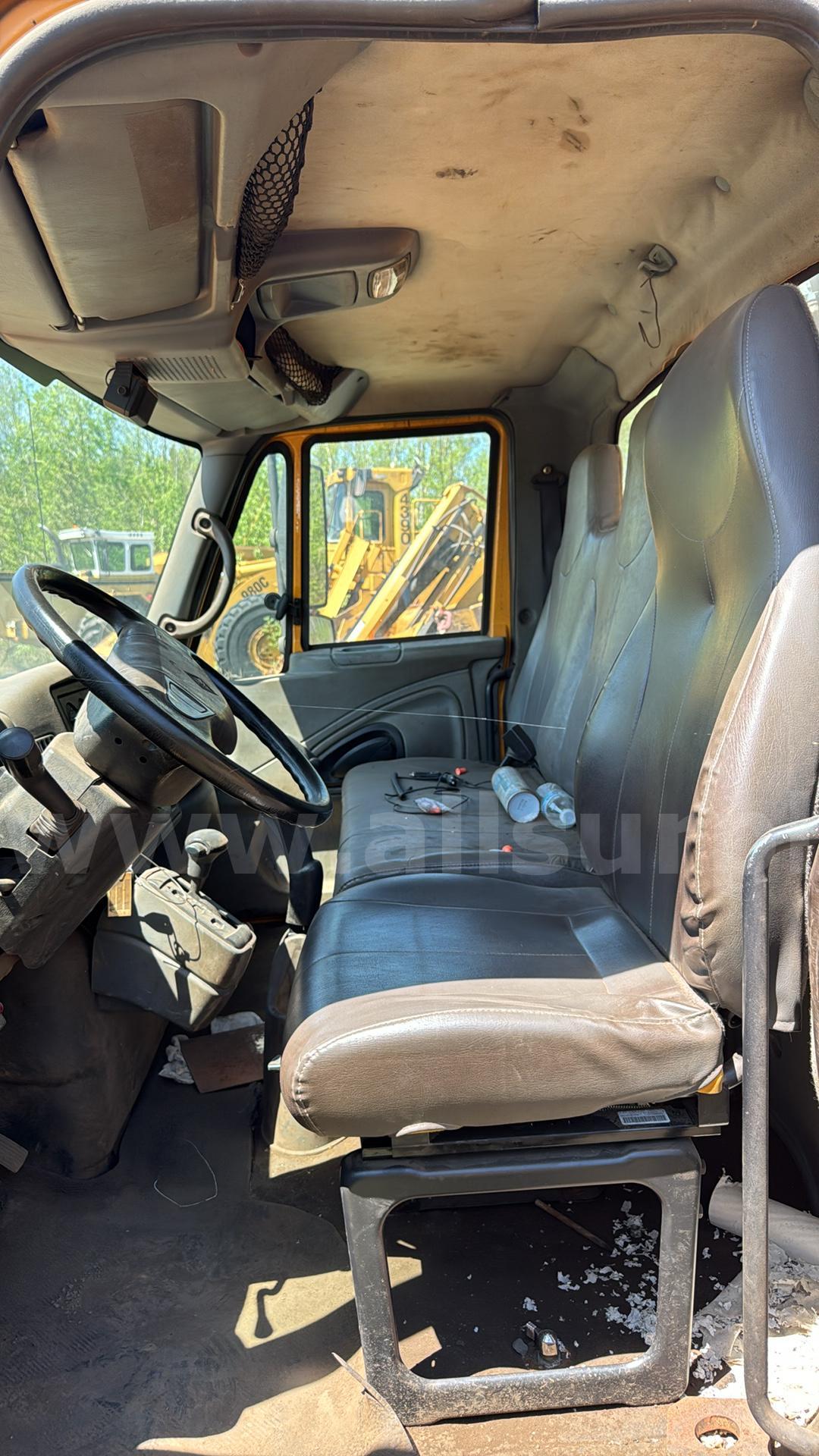 International 4300 SBA 4x2 Service Truck w/ Utility Crane International 4300 Government Surplus Auction - Photo #6