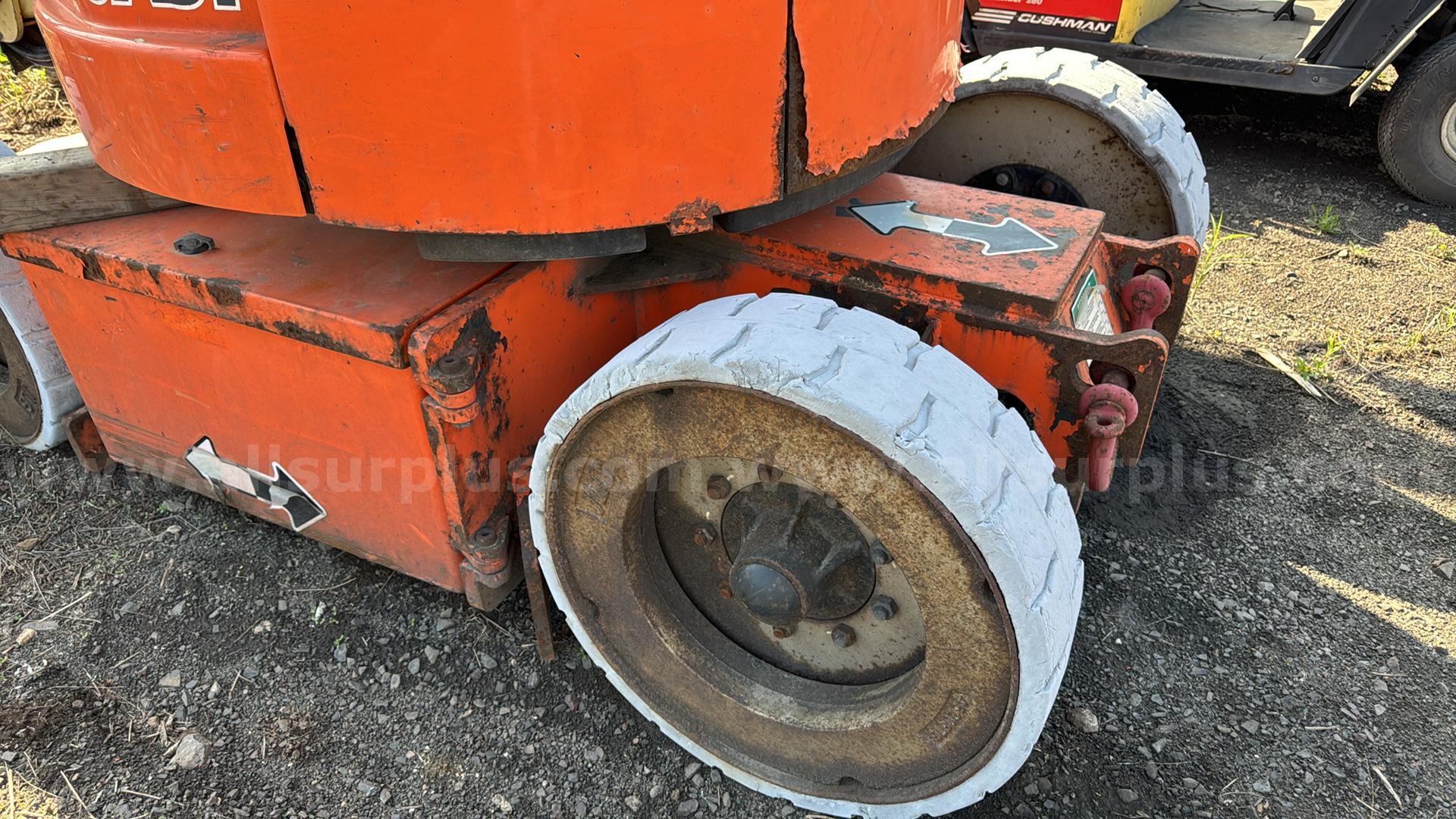 JLG E300AJP Articulating Boom Lift JLG E300AJP Government Surplus Auction - Photo #3