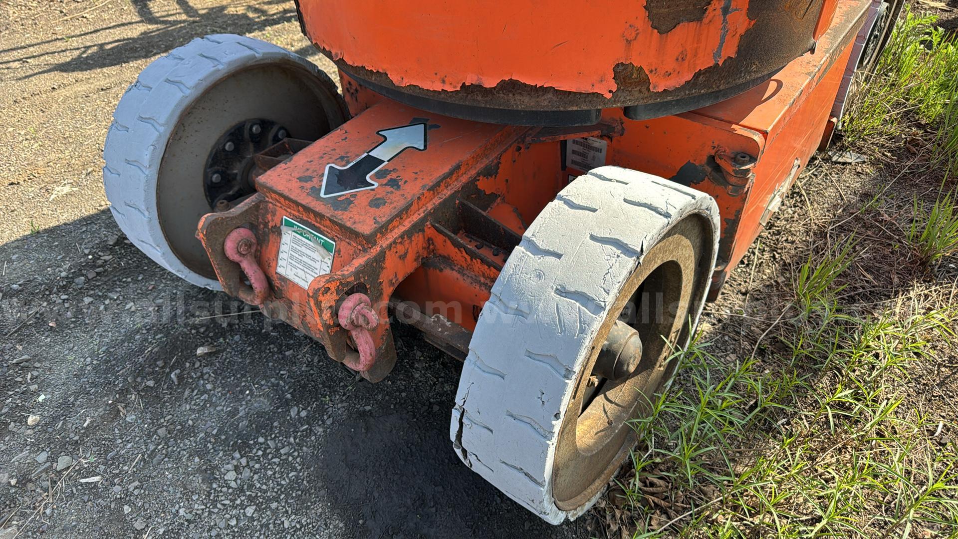 JLG E300AJP Articulating Boom Lift JLG E300AJP Government Surplus Auction - Photo #4