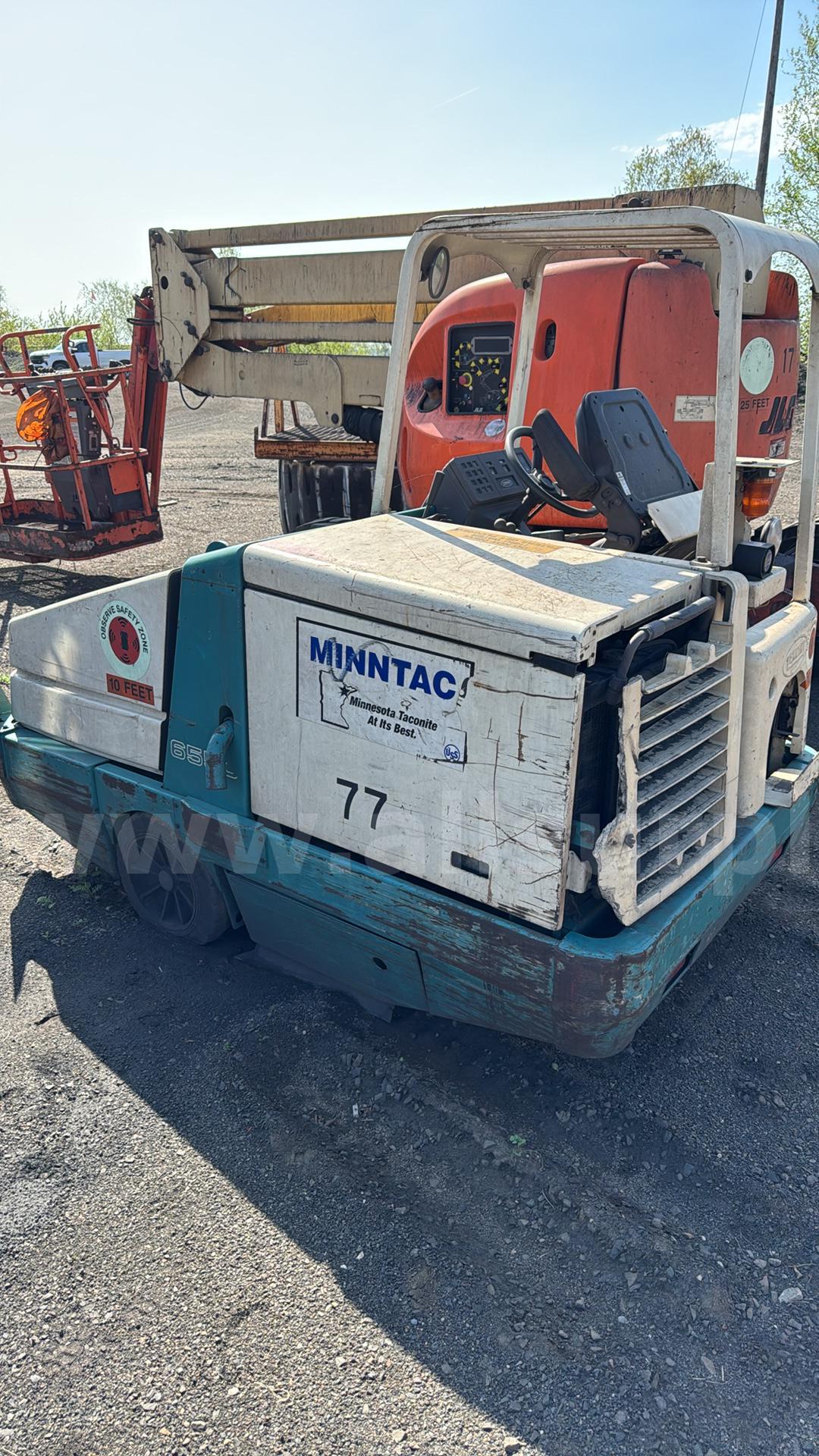 Tennant 6550 Ride-On Industrial Floor Sweeper
