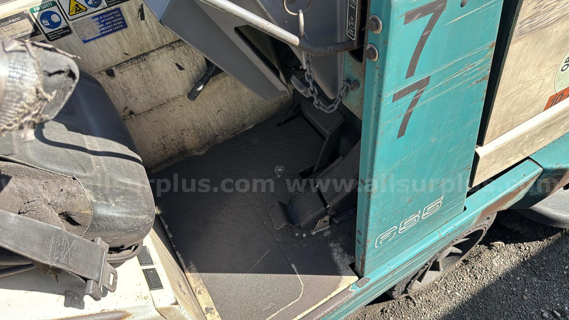 Tennant 6550 Ride-On Industrial Floor Sweeper  6550 Government Surplus Auction - Photo #5