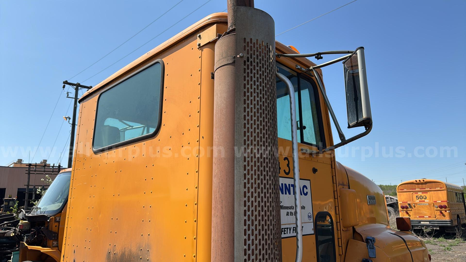 1998 International Paystar 5000 6x4 Semi Tractor International 5000 Government Surplus Auction - Photo #4