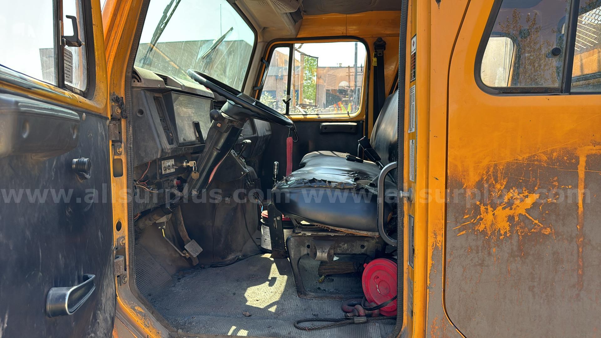 2001 International 4700 Crew Cab Utility Truck International 4700 Government Surplus Auction - Photo #2