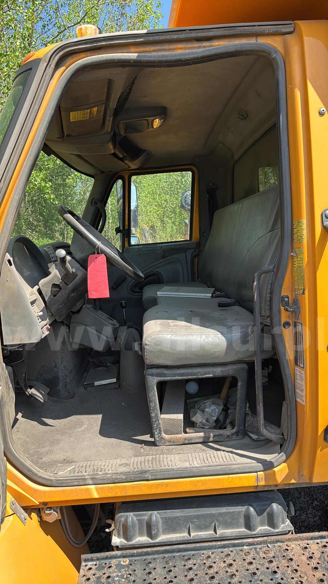 2003 International 4300 SBA 4x2 Dump Truck International 4300 Government Surplus Auction - Photo #3