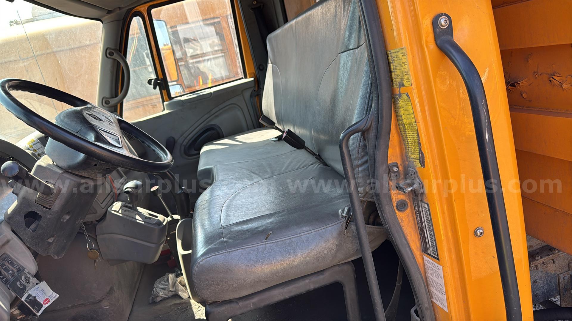 2004 International 4300 SBA 4x2 Dump Truck International 4300 Government Surplus Auction - Photo #4
