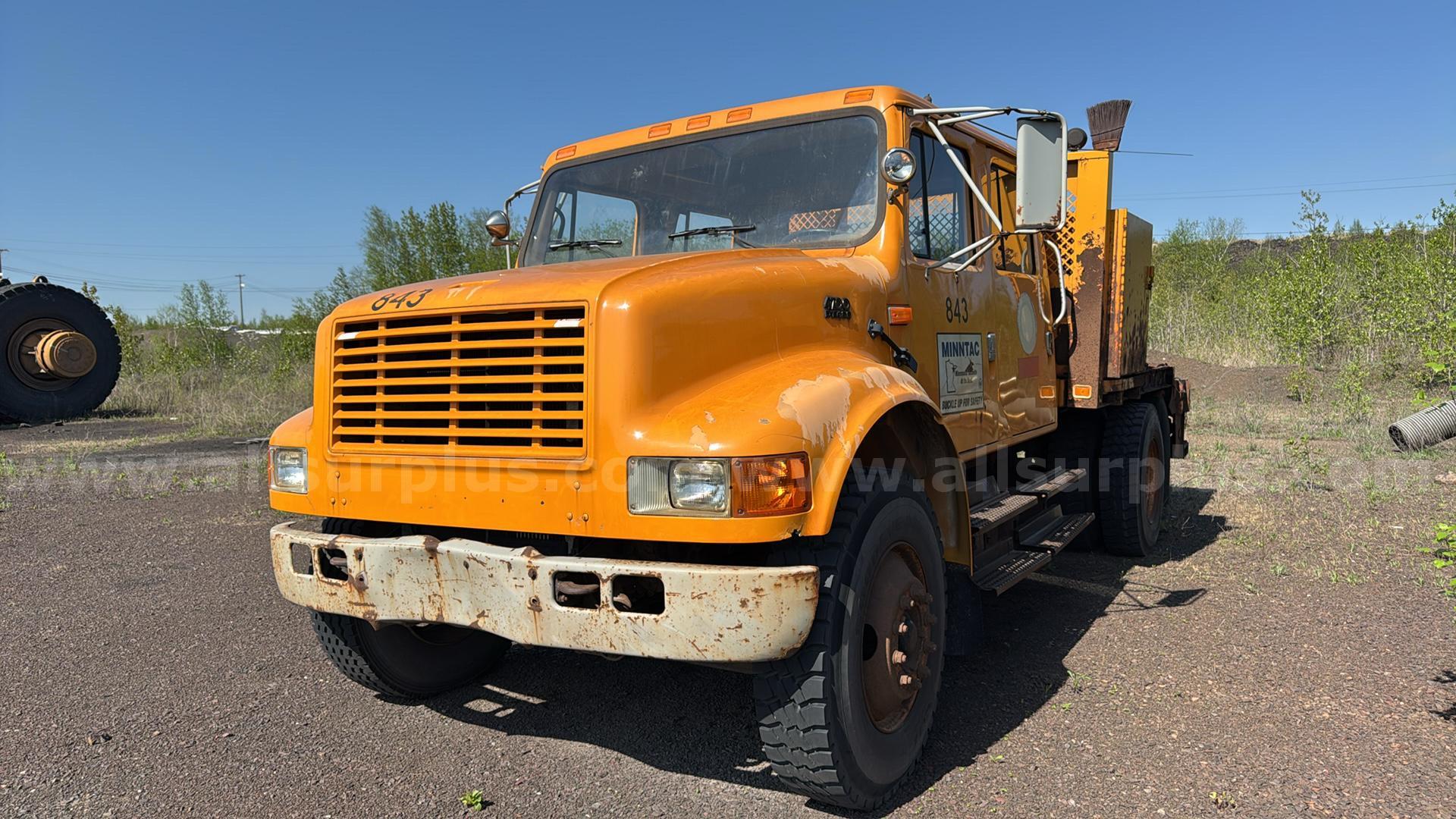 International 4700 4x2 Crew Cab Flatbed International 4700 Government Surplus Auction - Photo #2