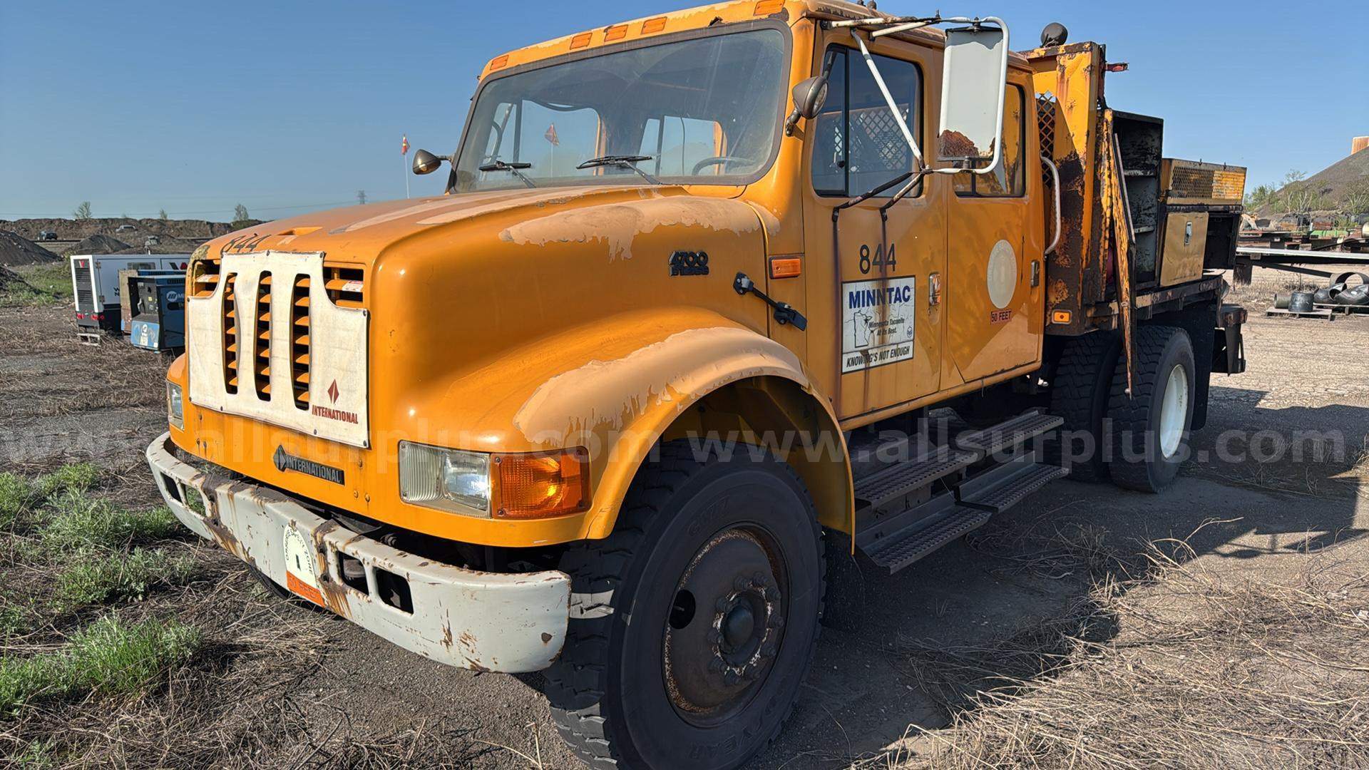 1995 International 4700 Crew Cab 4x2 Utility Service Truck International 4700 Government Surplus Auction - Photo #2