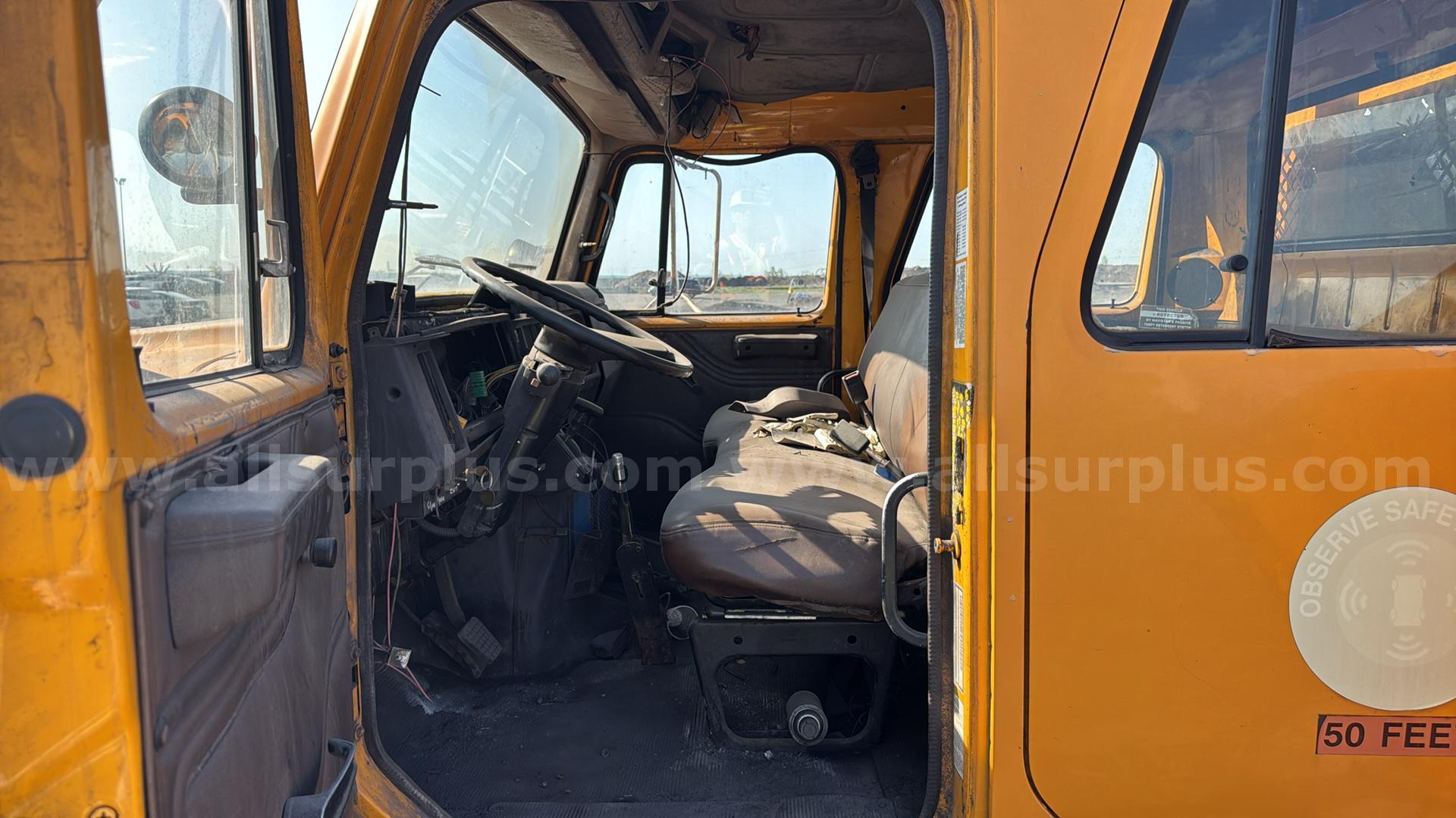 1995 International 4700 Crew Cab 4x2 Utility Service Truck International 4700 Government Surplus Auction - Photo #3