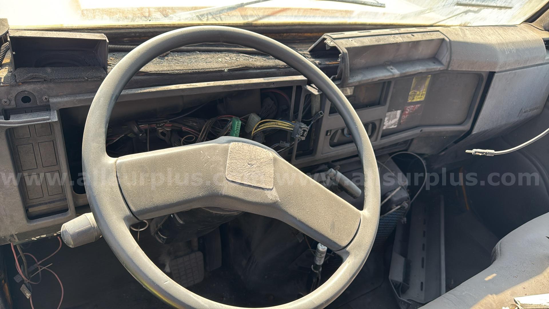 1995 International 4700 Crew Cab 4x2 Utility Service Truck International 4700 Government Surplus Auction - Photo #5