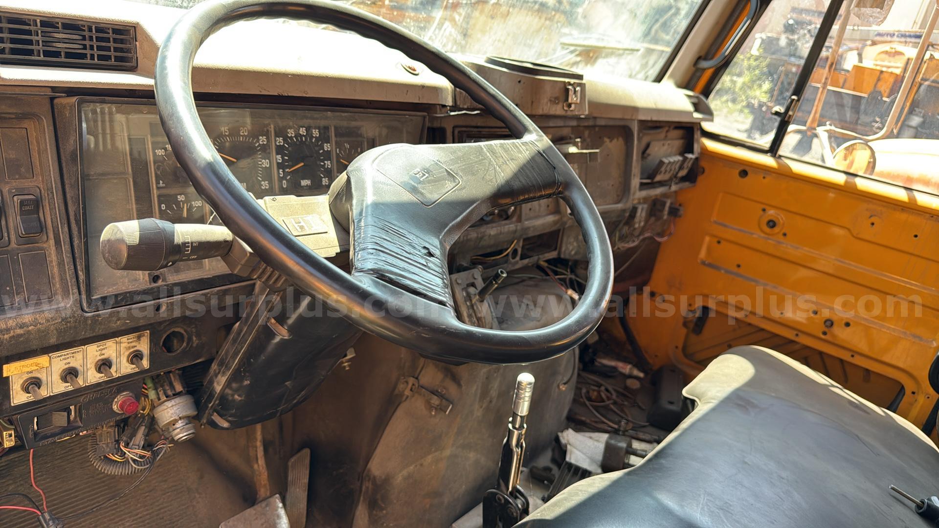 International 4700 DT466E Crew Cab Service Utility Truck International 4700 Government Surplus Auction - Photo #4