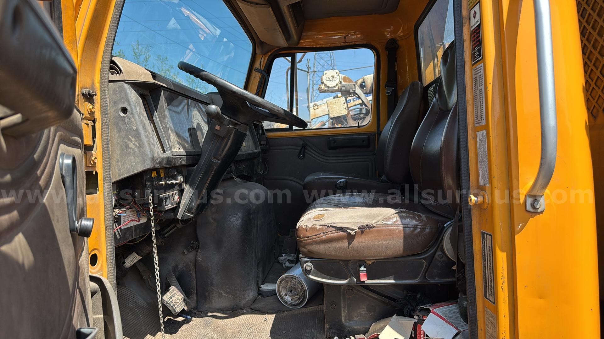 2001 International 2574 4x2 Utility Service Truck International 2574 Government Surplus Auction - Photo #3