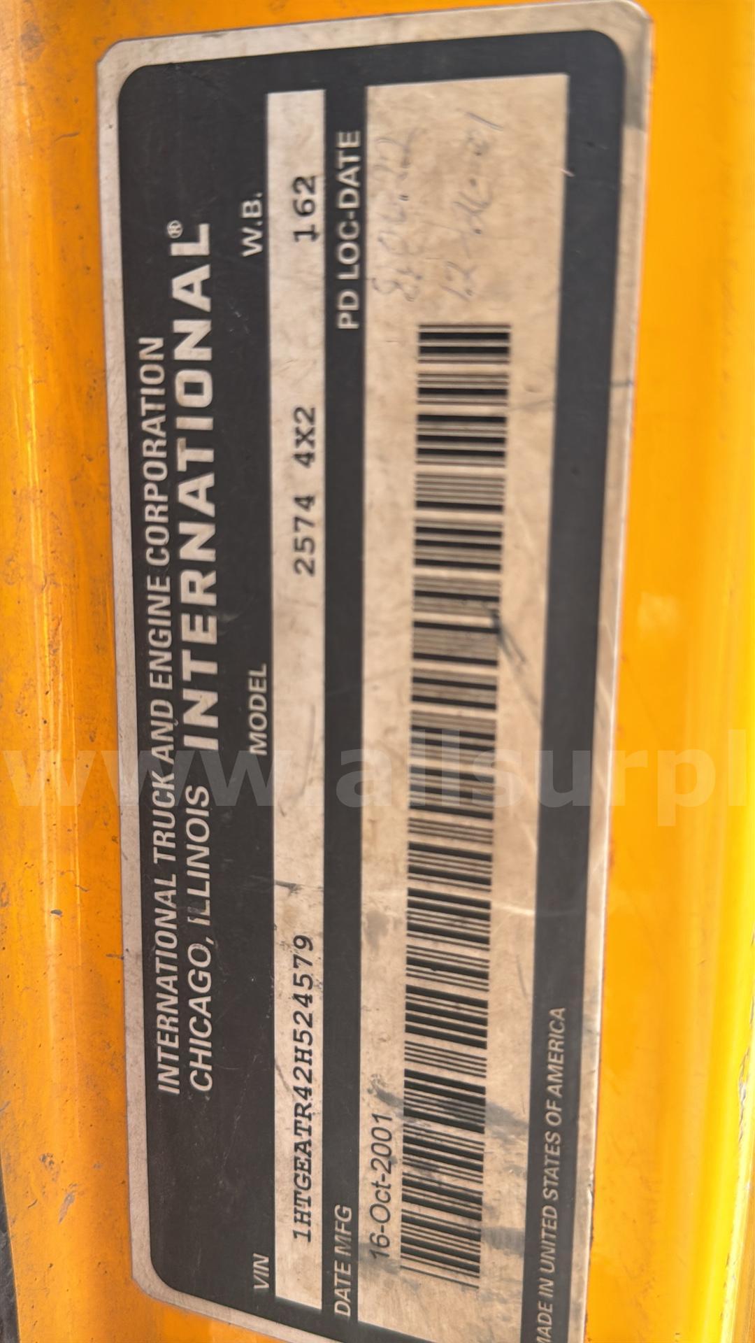2001 International 2574 4x2 Utility Service Truck International 2574 Government Surplus Auction - Photo #4