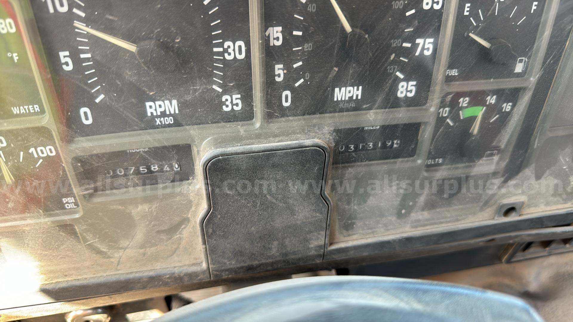 2001 International 2574 4x2 Utility Service Truck International 2574 Government Surplus Auction - Photo #6