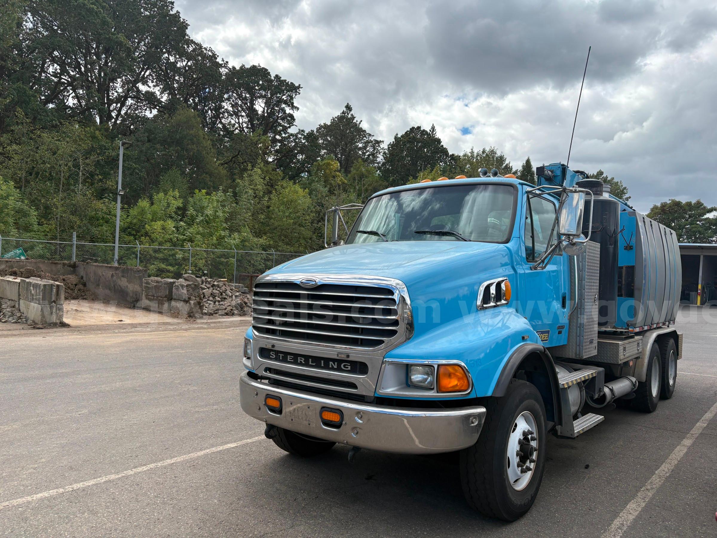 2007 Sterling LT9500 Conventional Cab Combination Sewer Cleaner Sterling LT9500 Government Surplus Auction - Photo #2