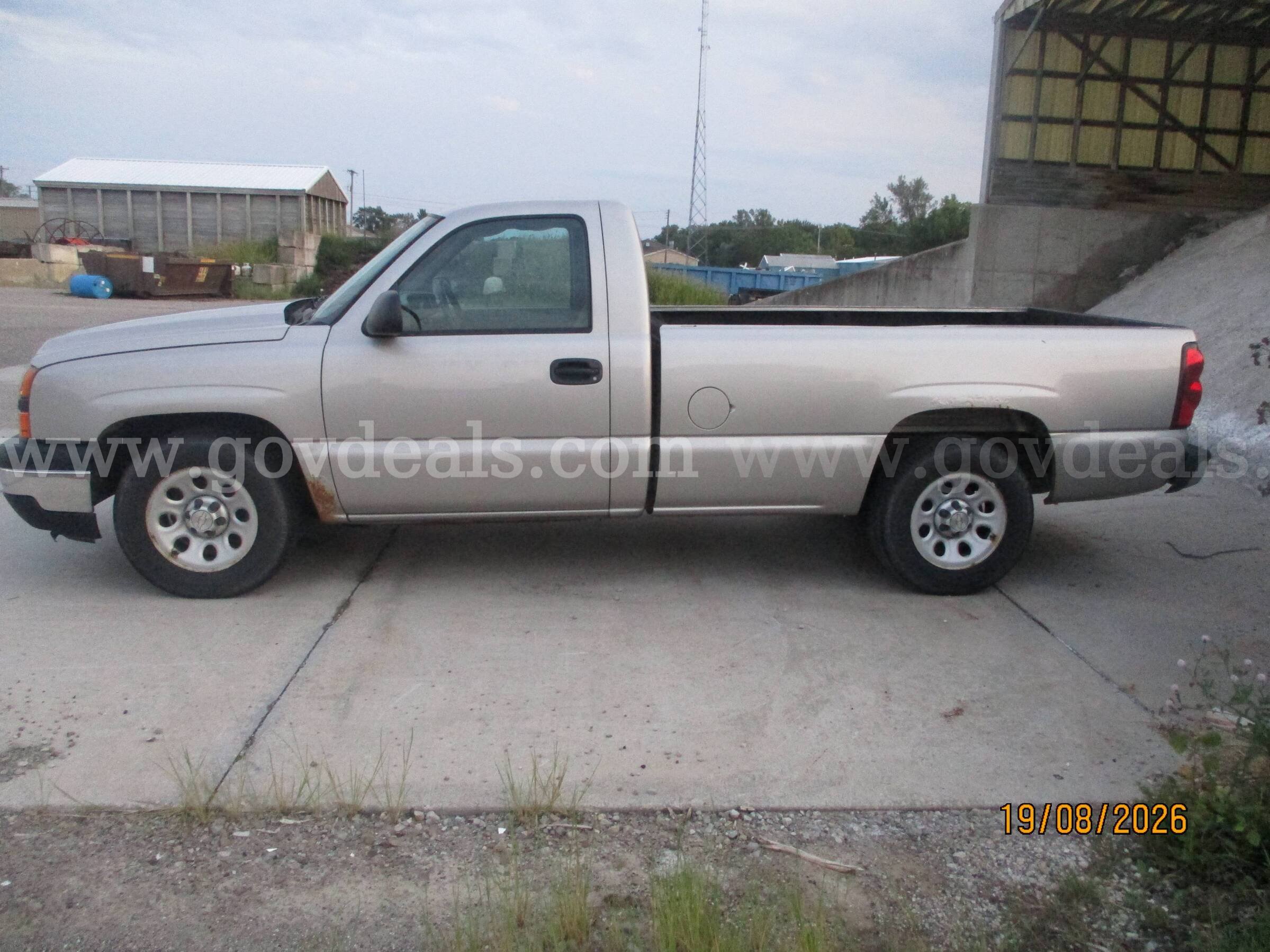 2007 Chevrolet Silverado Classic 1500 LS 2WD Chevrolet Silverado Government Surplus Auction - Photo #2