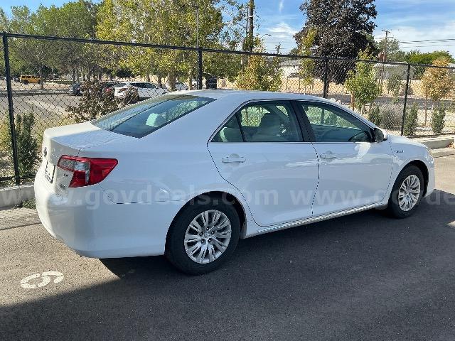 2014 TOYOTA CAMRY LE HYBRID 4 DOOR SEDAN -- UNLEADED/ELECTRIC TOYOTA CAMRY Government Surplus Auction - Photo #4