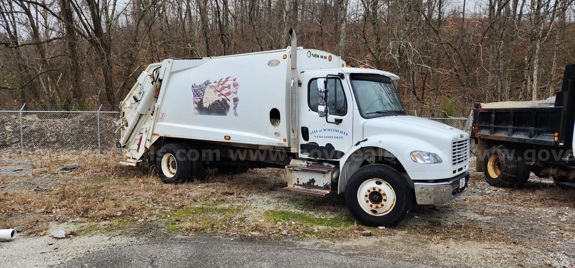 2014 Freightliner rear load Freightliner  Government Surplus Auction - Photo #2