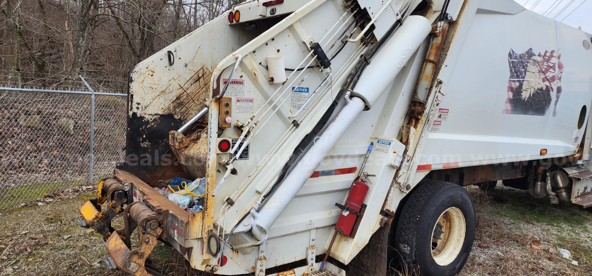 2014 Freightliner rear load Freightliner  Government Surplus Auction - Photo #4