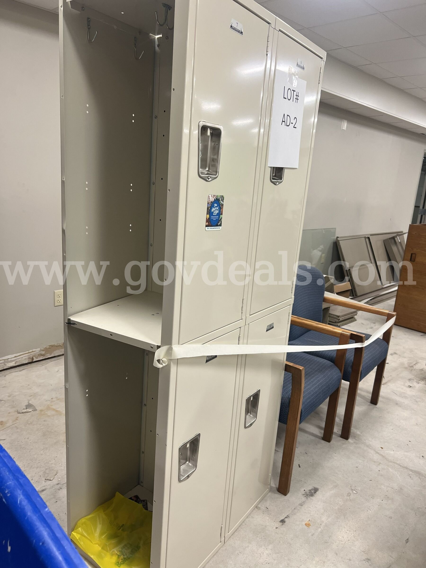 Lot of Lockers and 2 blue office chairs   Government Surplus Auction - Photo #2