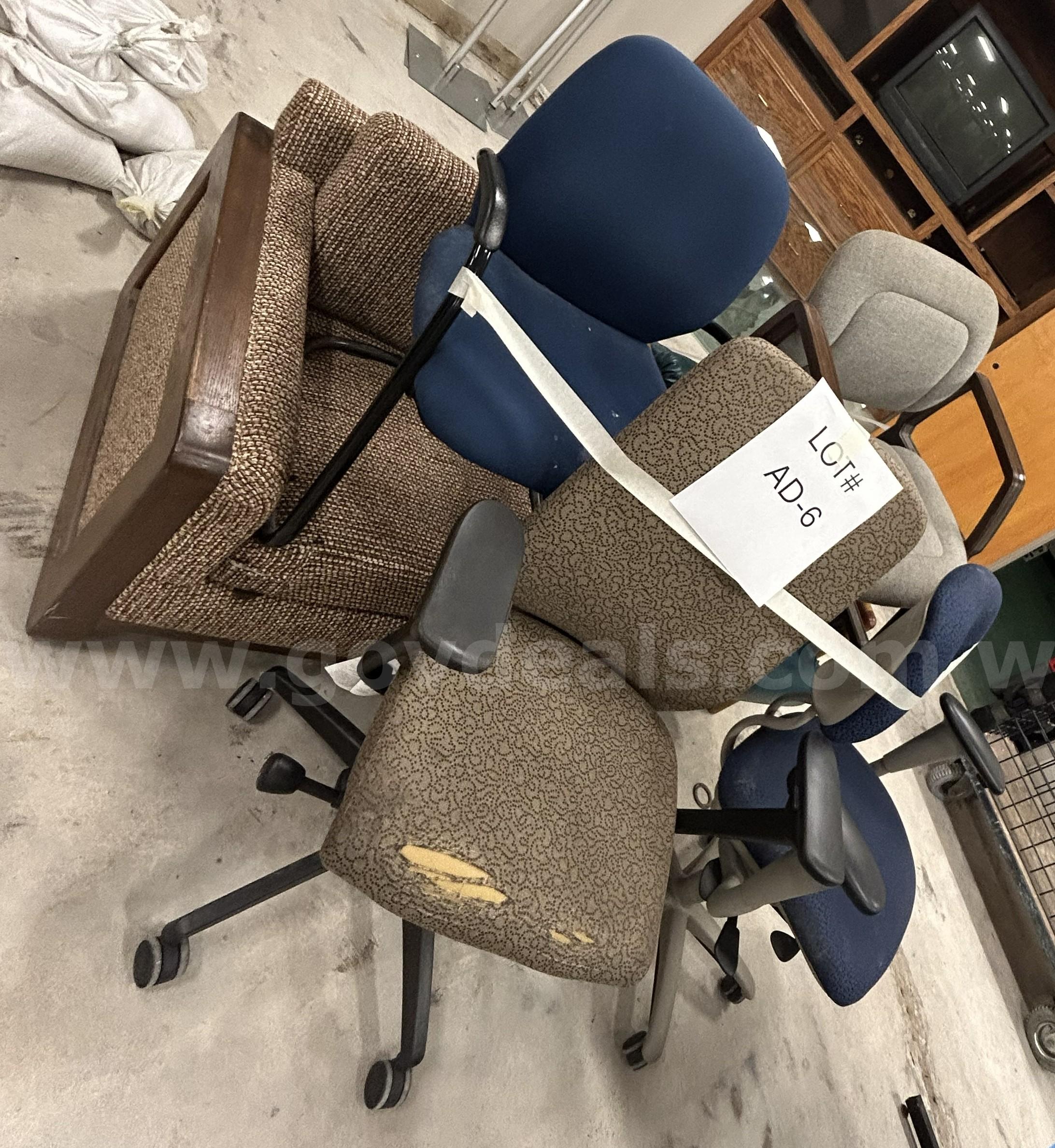 Lot of 4 Office Chairs and 2 Lounge Chairs