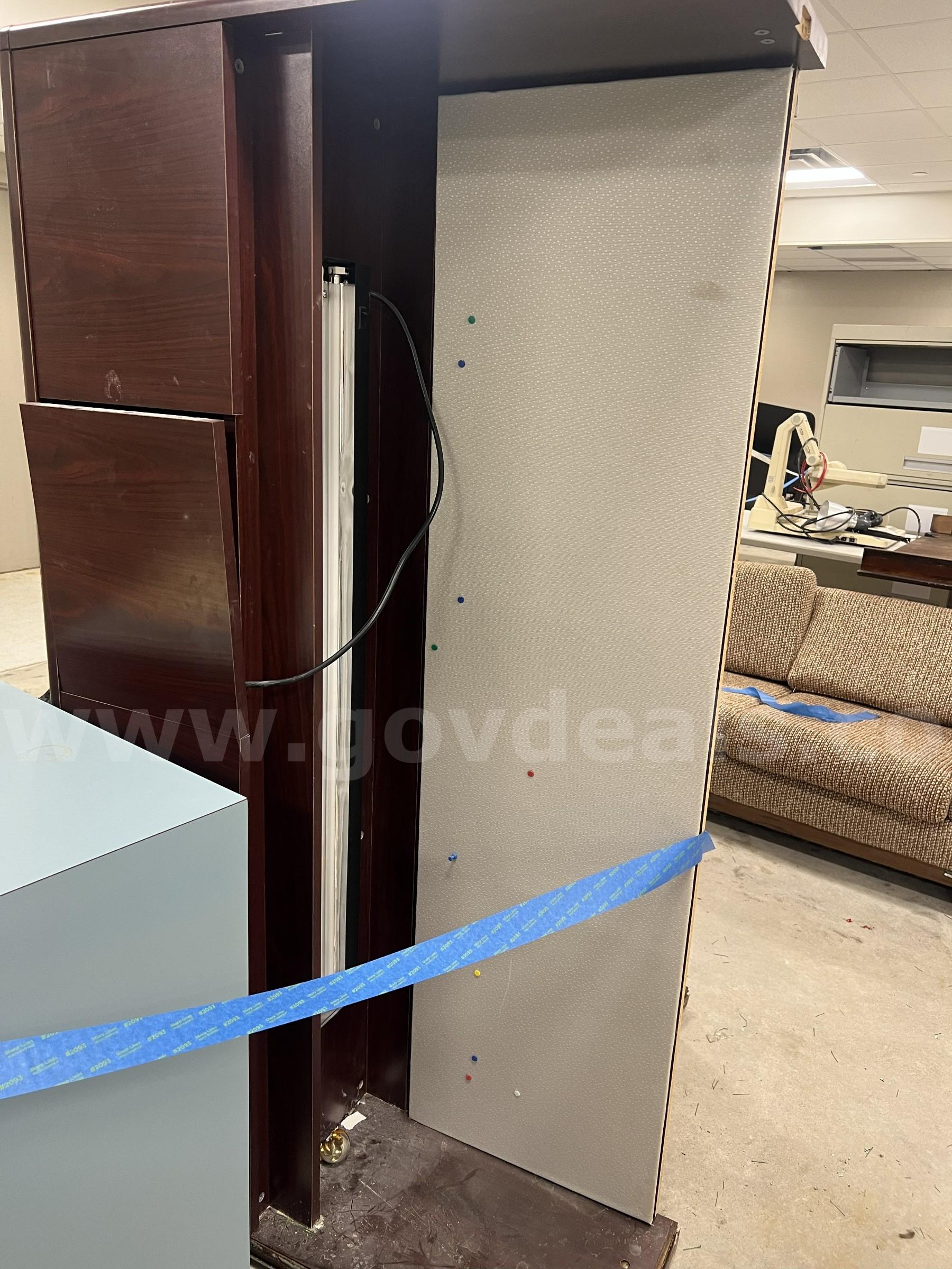 Lot of 1 Office Desk and 1 Blue Cube   Government Surplus Auction - Photo #2