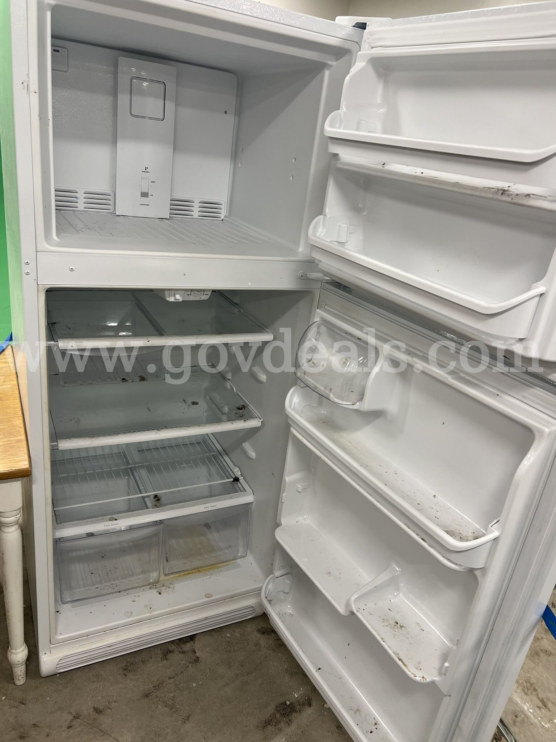 Lot of 1 Fridge and 1 Dining Table   Government Surplus Auction - Photo #2