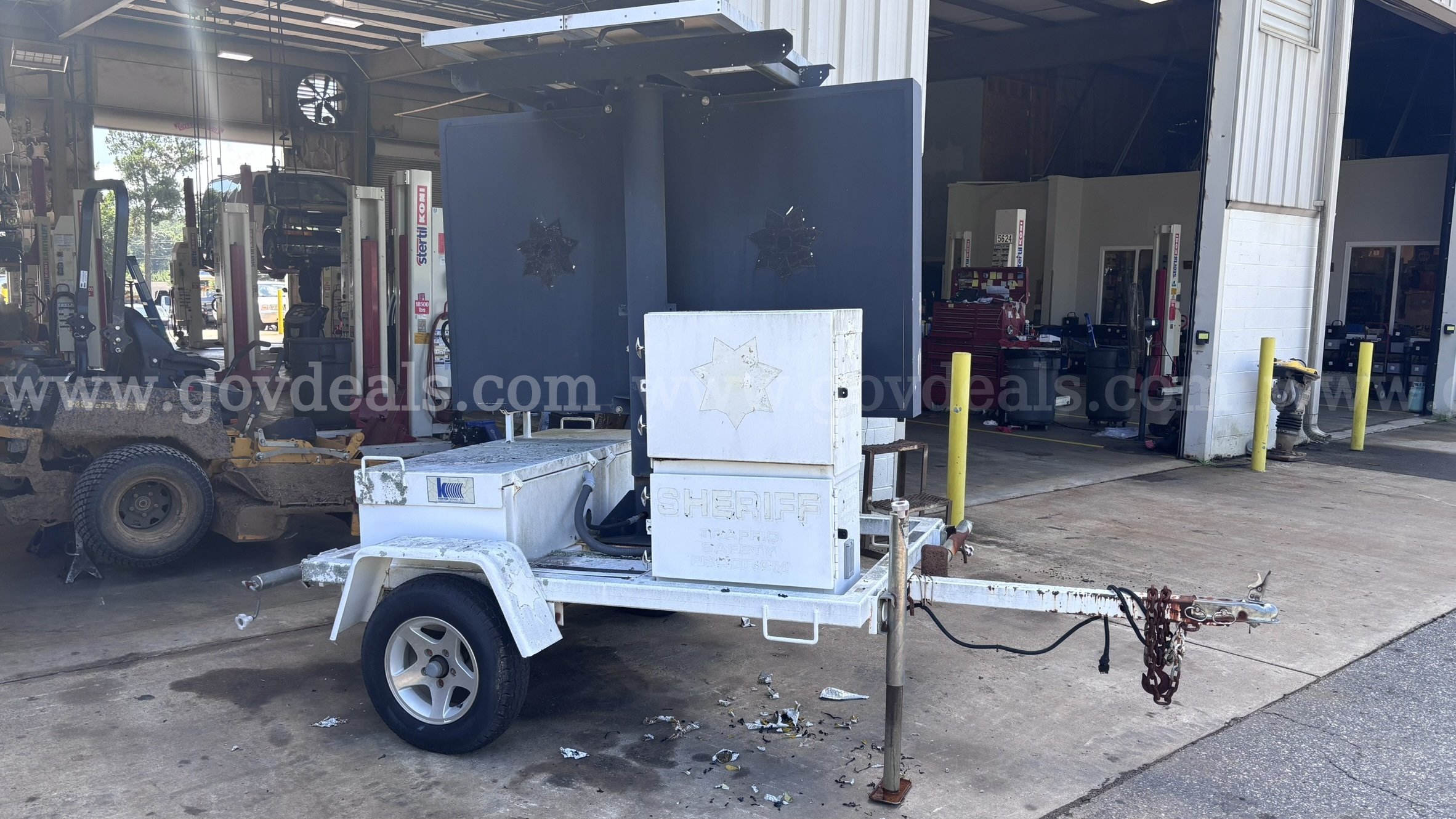2008 Smart VMS Message Board Trailer UNIT 2007 American Signal Co. T33X/GP-X32 Government Surplus Auction - Primary Photo