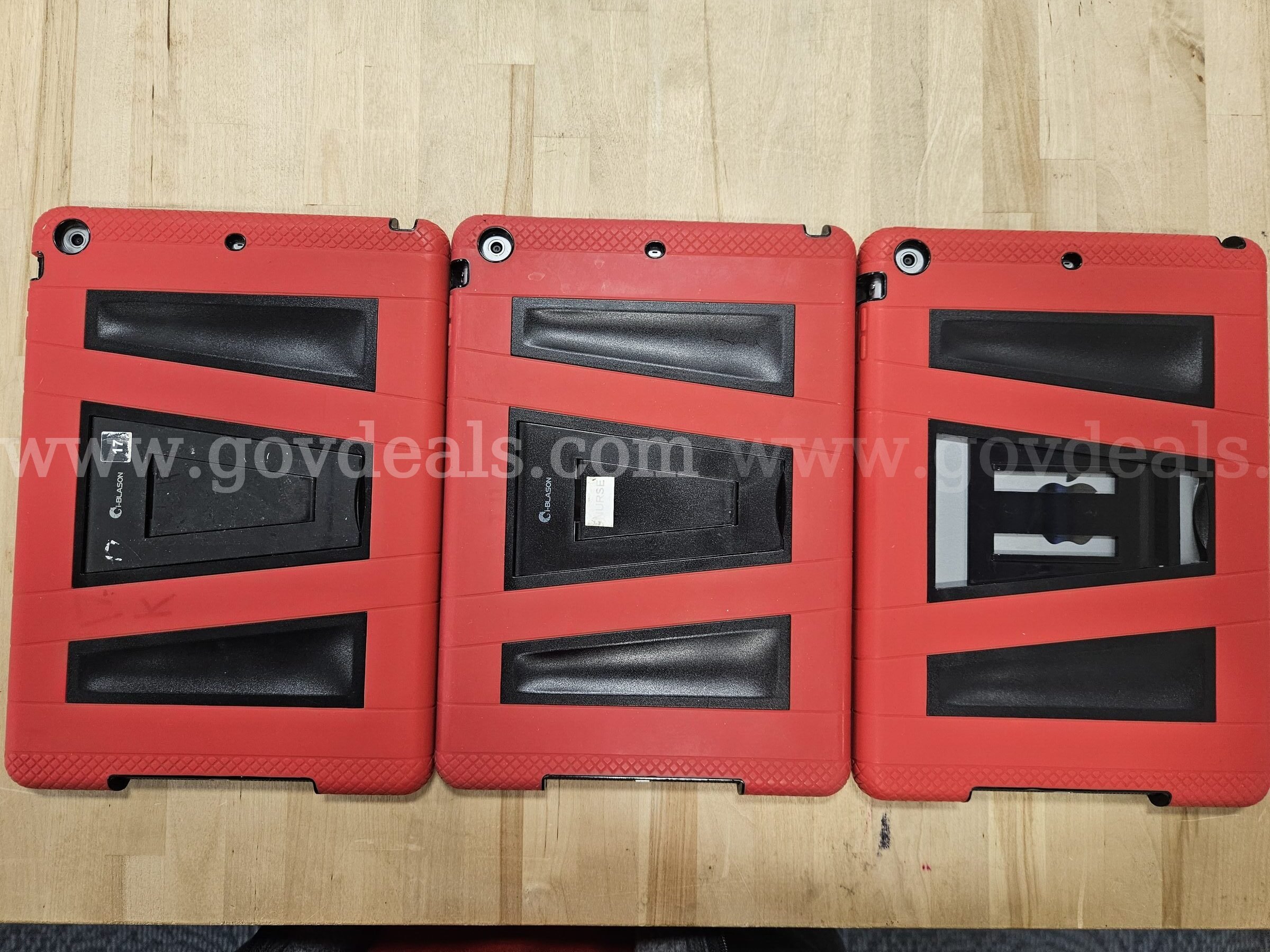 LOT of 3 iPad Air with cases