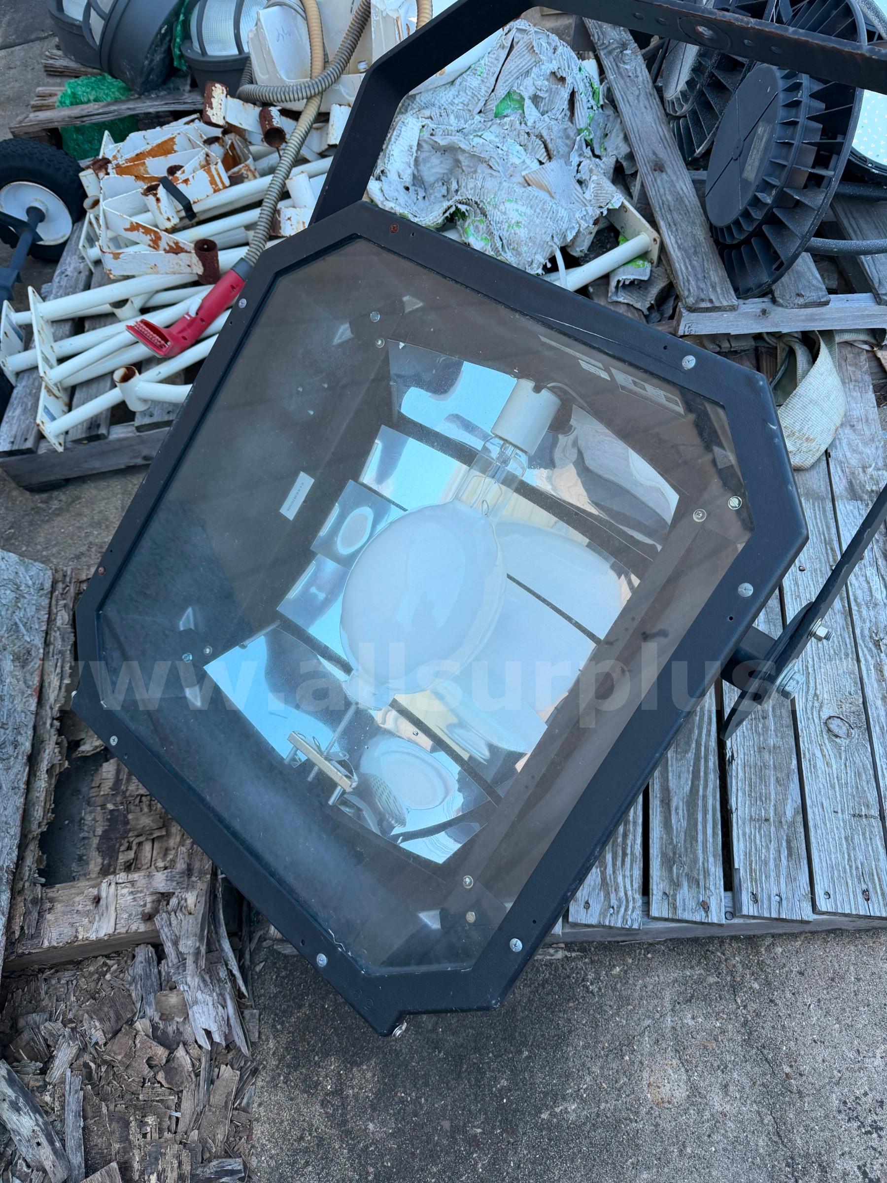 (2) pallets Various  LED high bay lights and outdoor lighting   Government Surplus Auction - Photo #2