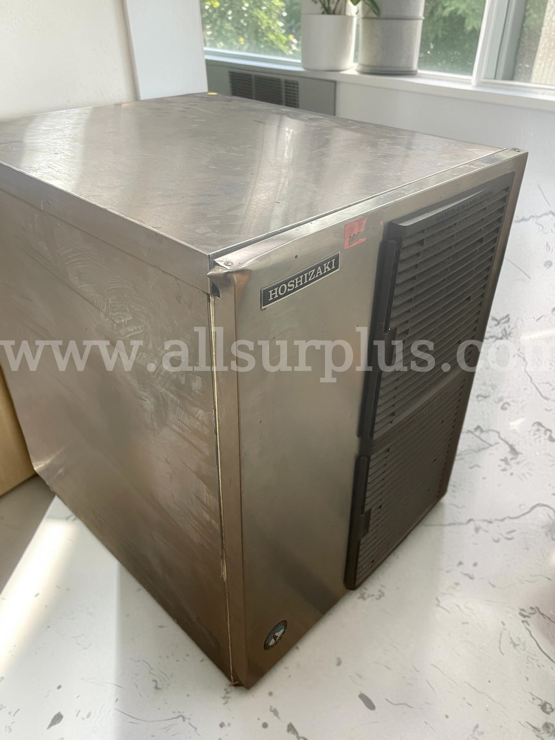 Hoshizaki KM-520MAJ Commercial Ice Maker – Cube Style – 500+ lb Production Capacity Hoshizak 520MAJ Government Surplus Auction - Primary Photo