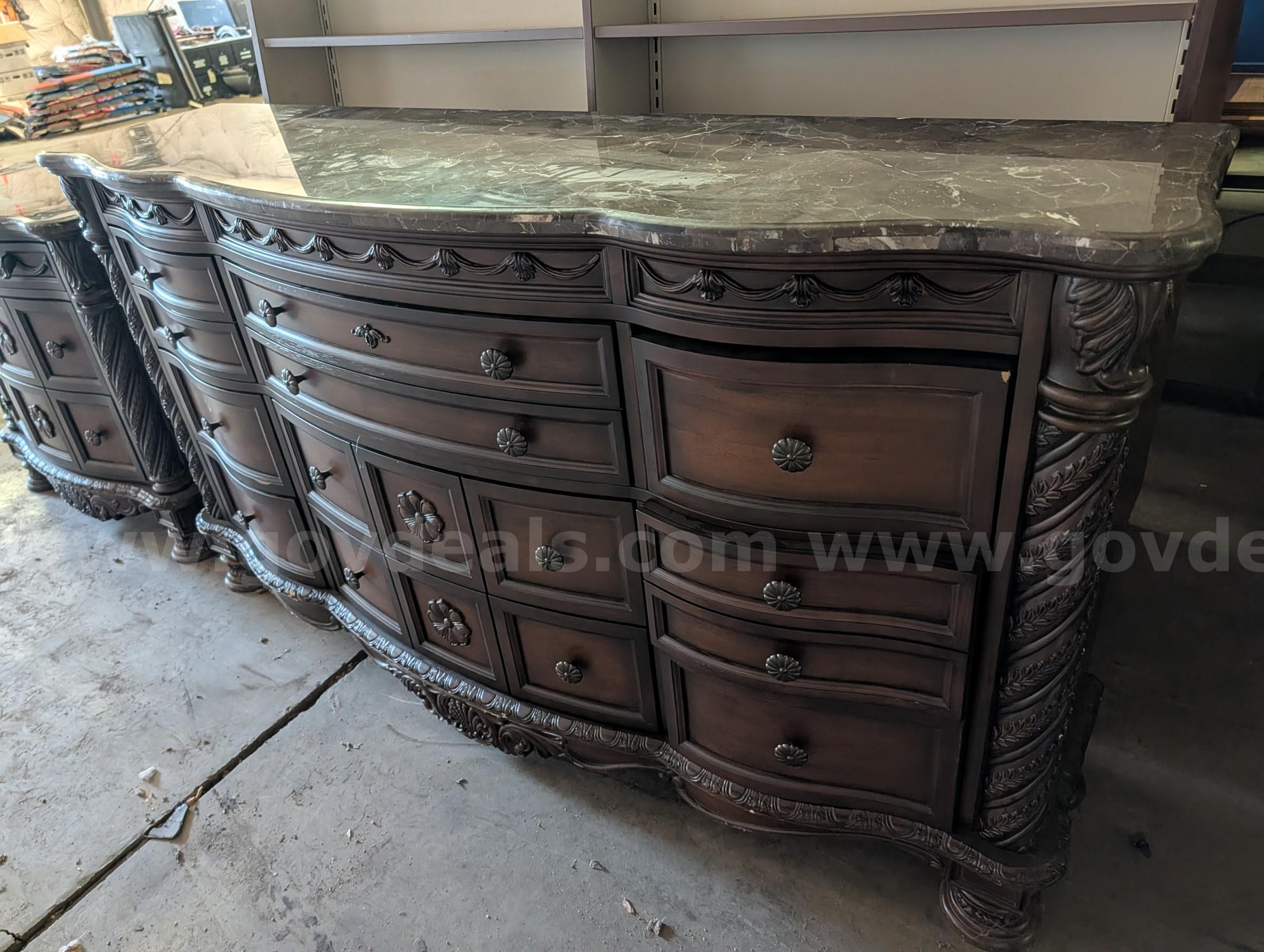 Matching Set of Chest of Drawers   Government Surplus Auction - Photo #2