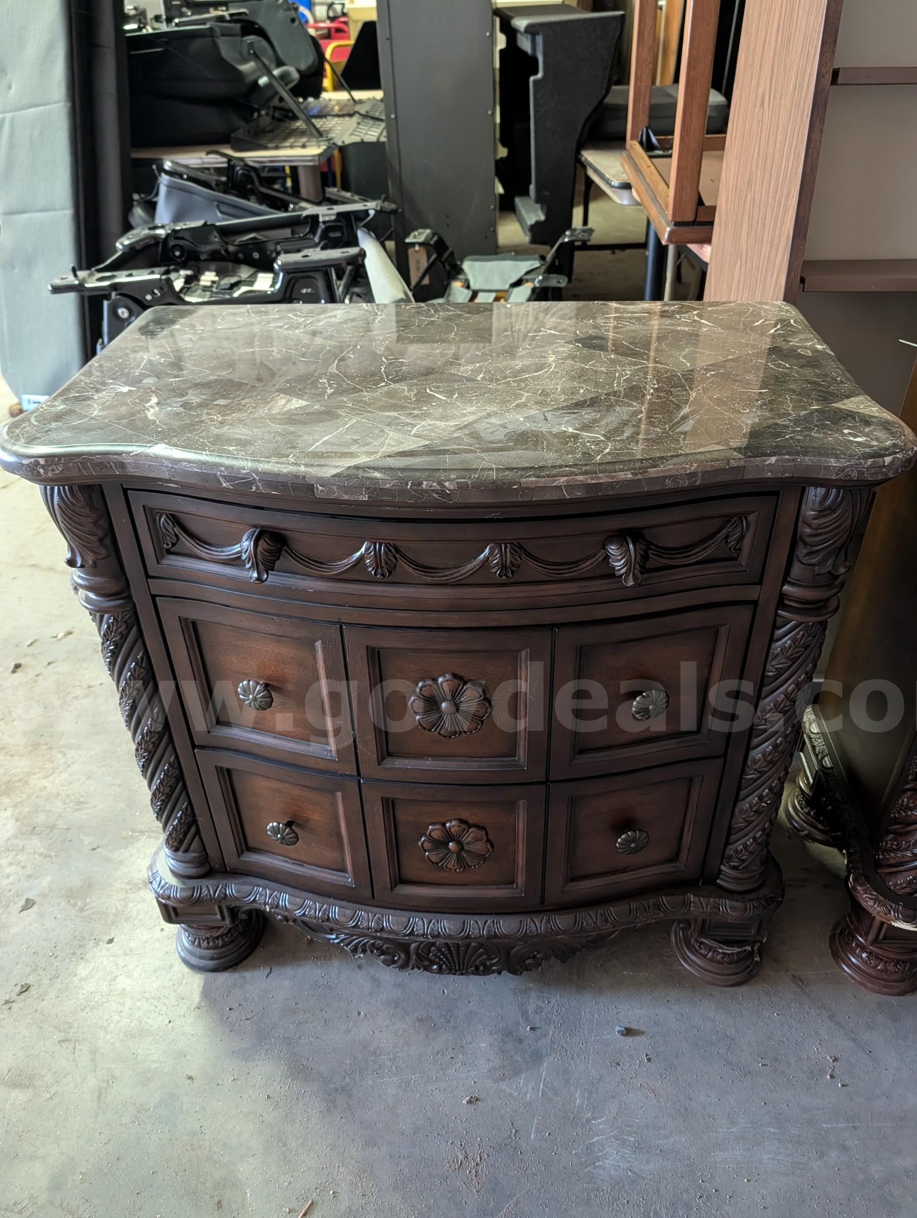 Matching Set of Chest of Drawers   Government Surplus Auction - Photo #3