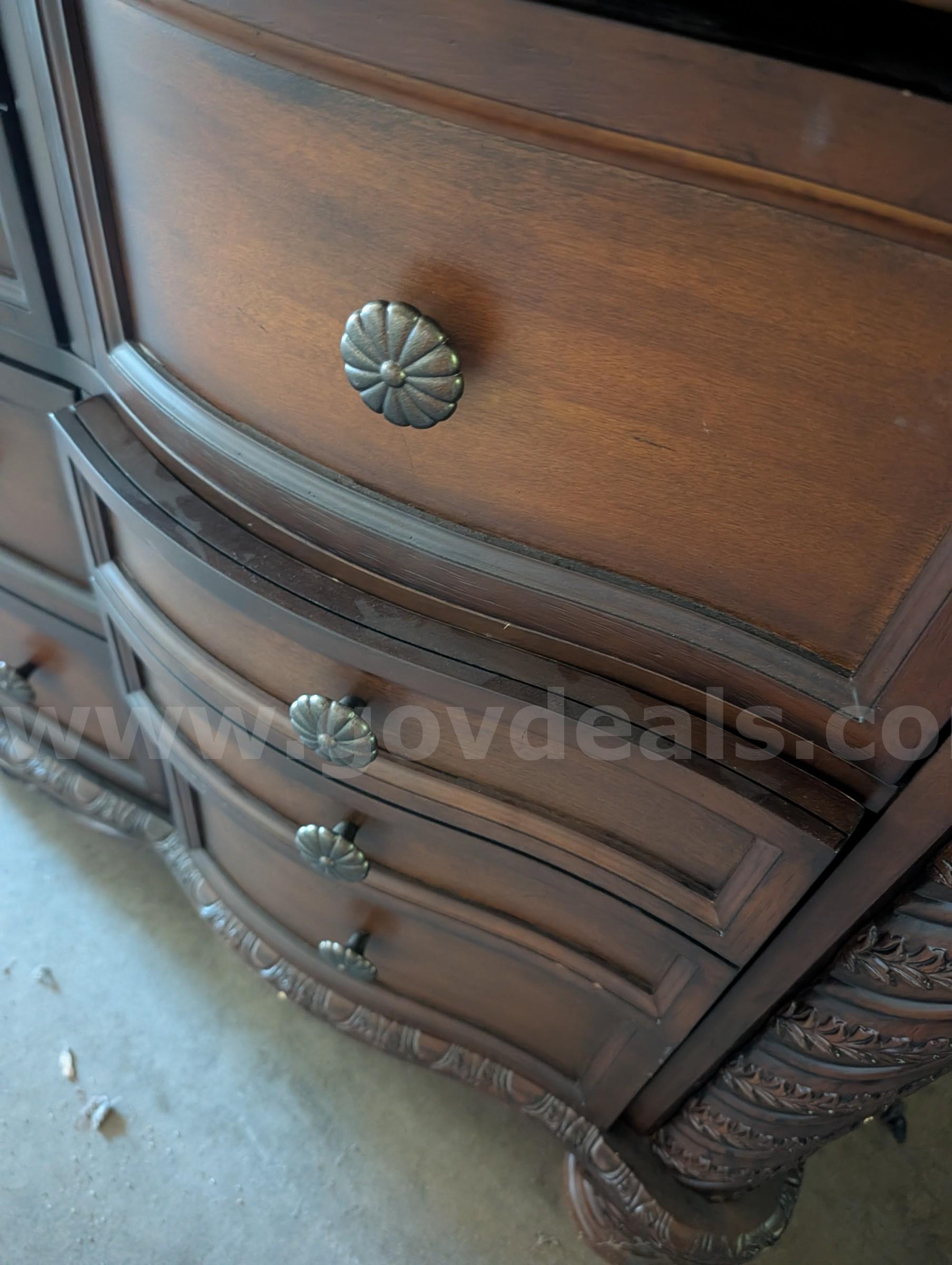 Matching Set of Chest of Drawers   Government Surplus Auction - Photo #4