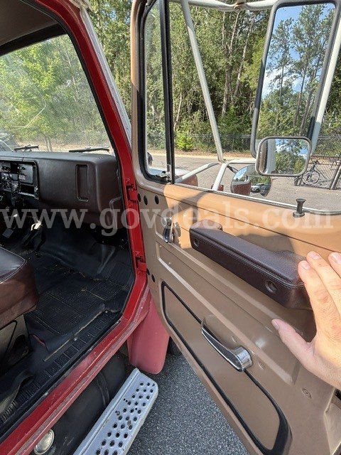 1986 International S1654 with reading body model 132PR International S1654 Government Surplus Auction - Photo #6