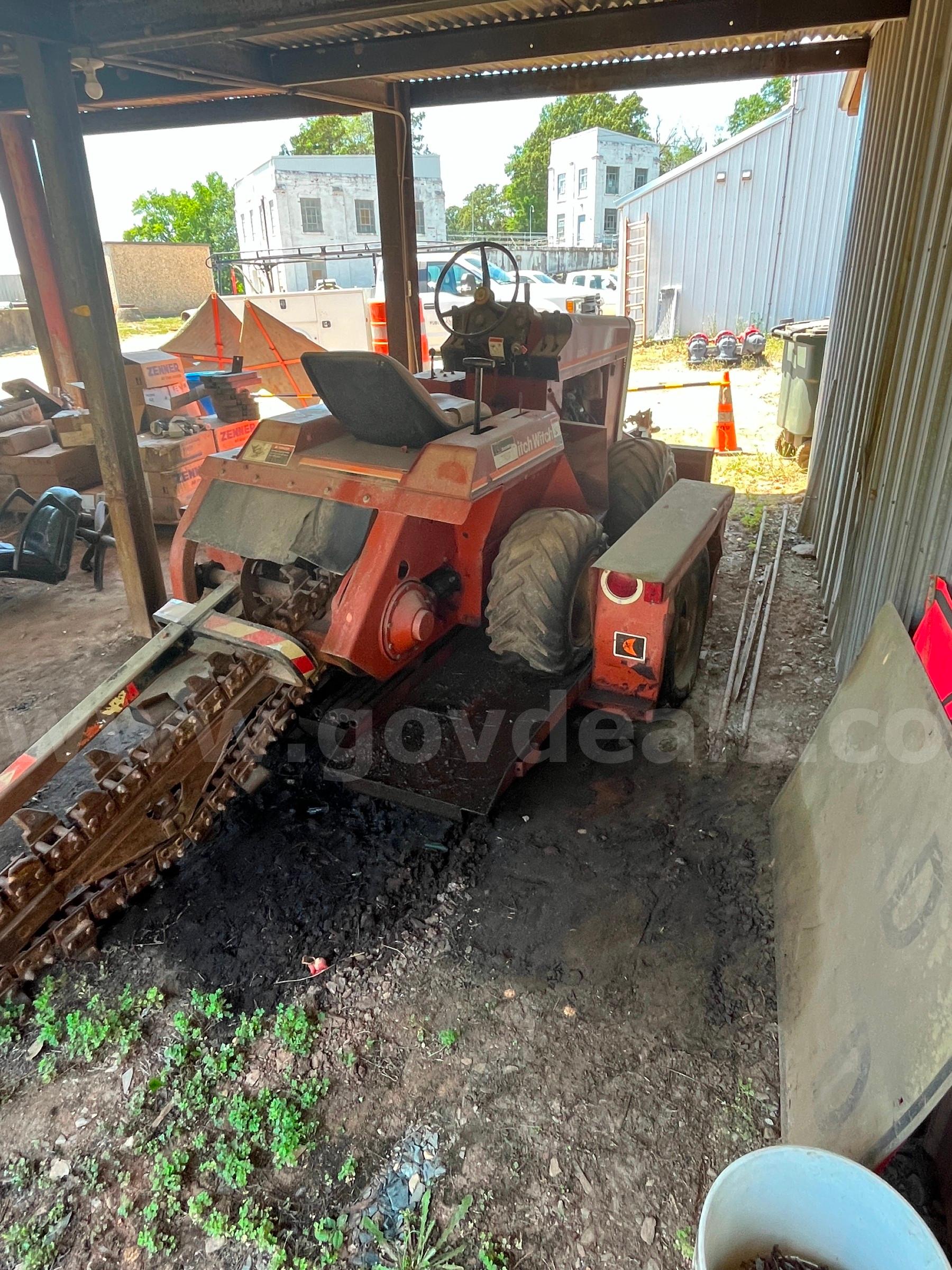 Ditch Witch 2200 & Trailer Ditch Witch 2200 Government Surplus Auction - Photo #4
