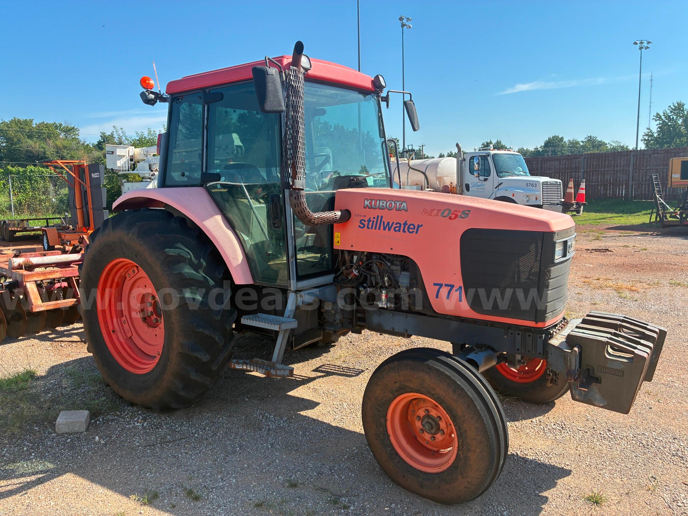 2007 Kubota M105SHC tractor Kubota M105SHC Government Surplus Auction - Photo #2