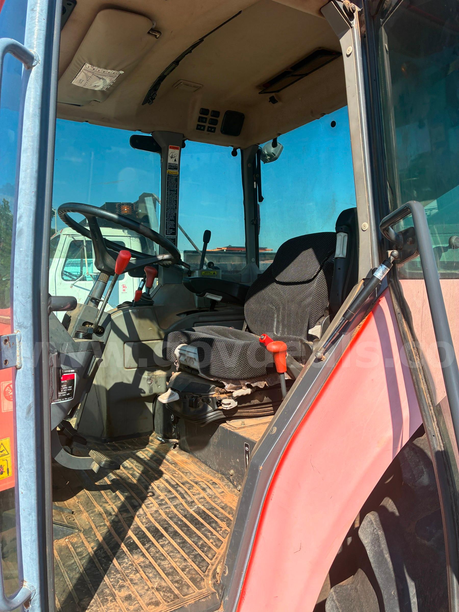 2007 Kubota M105SHC tractor Kubota M105SHC Government Surplus Auction - Photo #3