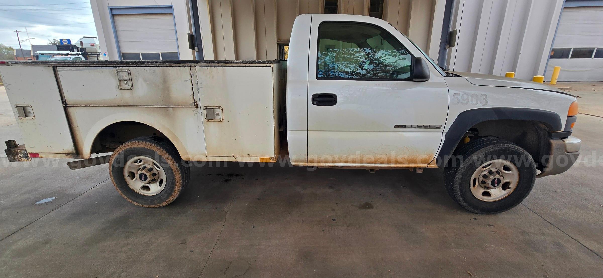 2005 GMC Sierra 2500HD Work Truck 2WD GMC Sierra 2500HD Government Surplus Auction - Photo #2