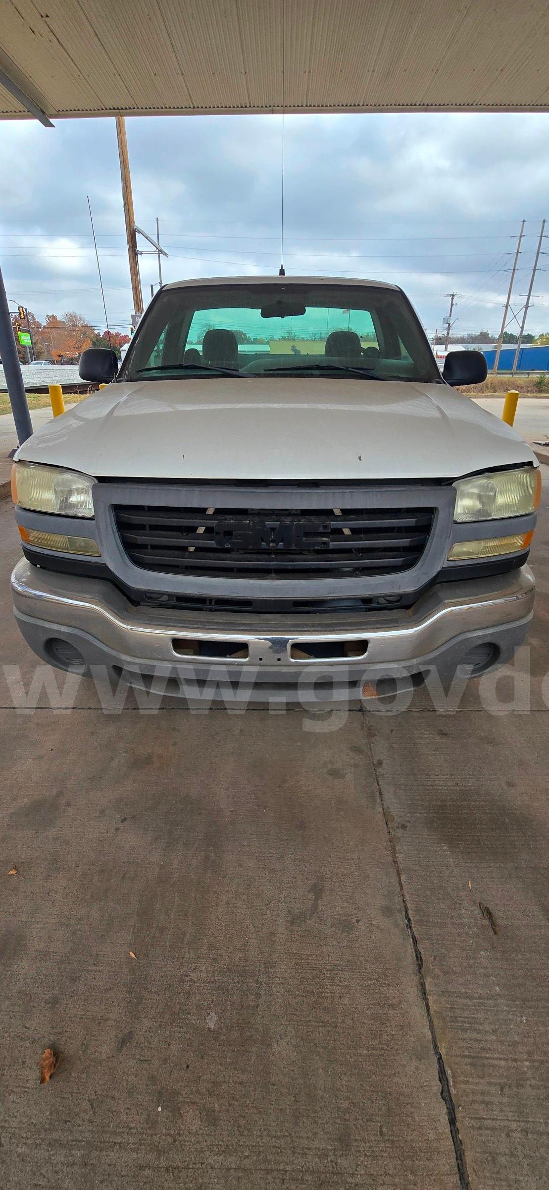 2005 GMC Sierra 2500HD Work Truck 2WD GMC Sierra 2500HD Government Surplus Auction - Photo #3