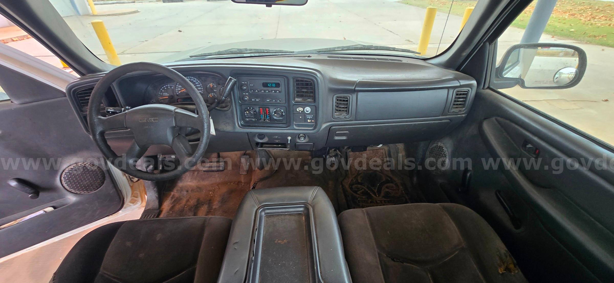2005 GMC Sierra 2500HD Work Truck 2WD GMC Sierra 2500HD Government Surplus Auction - Photo #5
