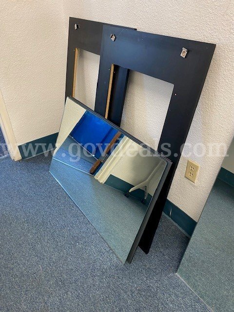 Minerva Styling Chairs, Floating Style Stations, Mirrors, 3 power poles - good shape.   Government Surplus Auction - Photo #4