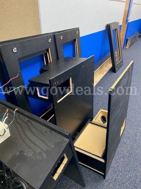 Minerva Styling Chairs, Floating Style Stations, Mirrors, 3 power poles - good shape.   Government Surplus Auction - Photo #5